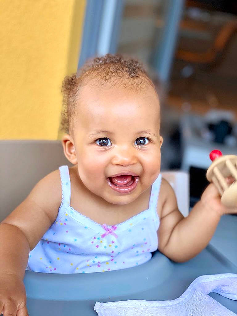 Calie participe au concours pour gagner de l'argent avec cette photo : baby, child, facial_expression, person, sitting, skin, smile, toddler