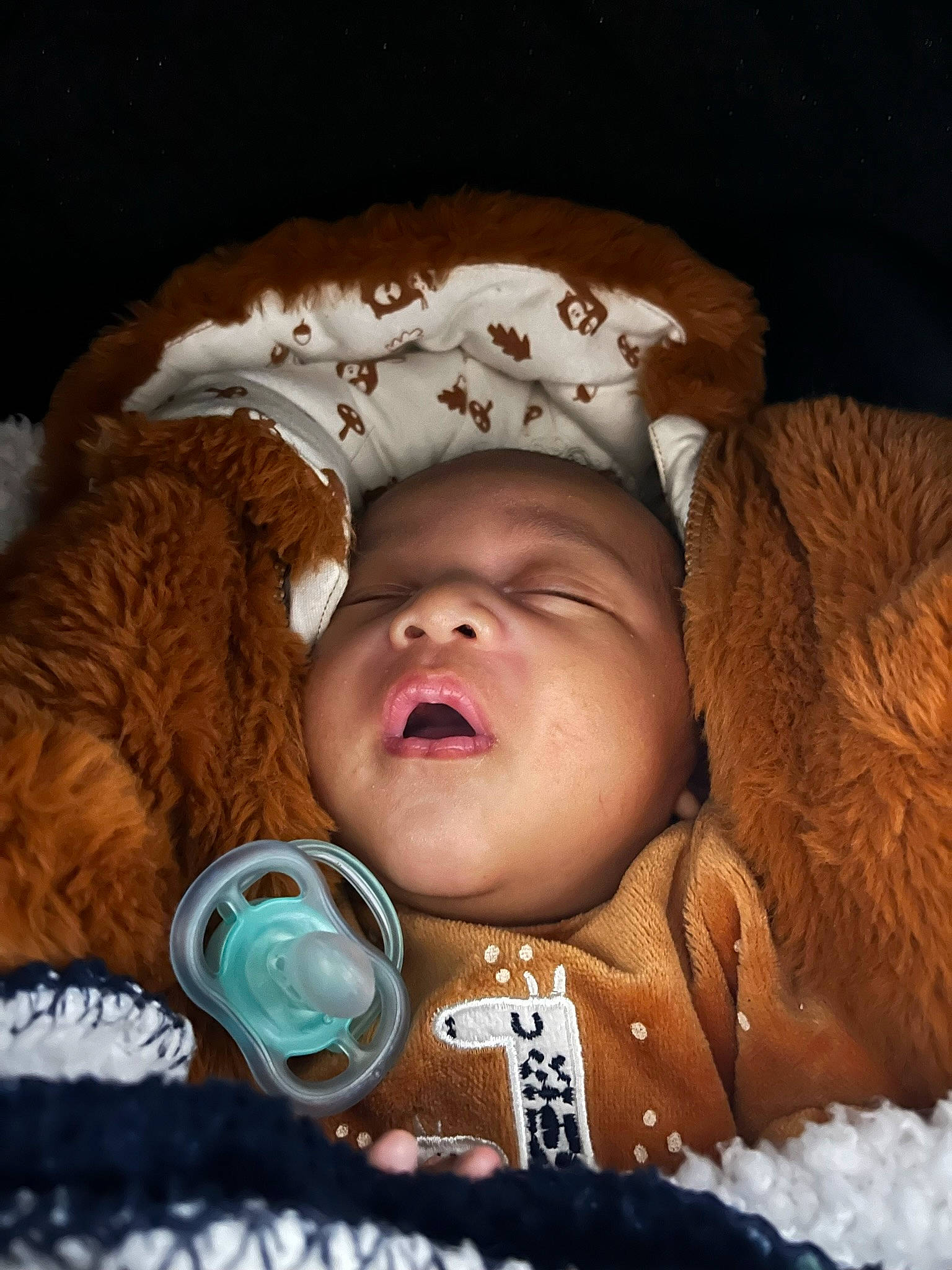 Mamady a rejoint le concours — aidez-le/la à gagner de superbes lots ! baby, baby_sleeping, baby_toddler_clothing, bedtime, brown, cap, cheek, child, comfort, eye, flash_photography, fur, happy, headgear, knit_cap, linens, person, room, skin, toddler