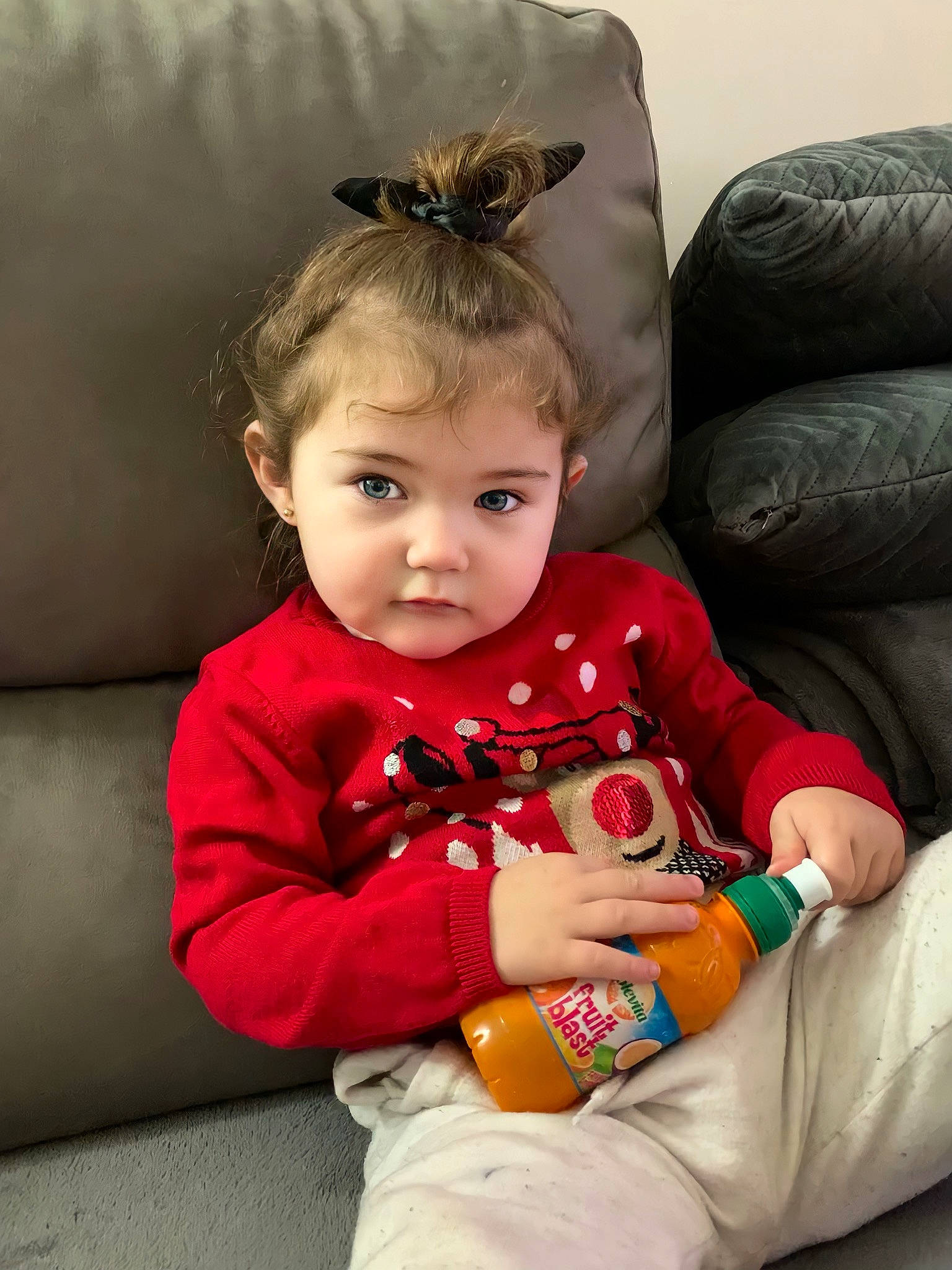 Cataleya a rejoint le concours — aidez-le/la à gagner de superbes lots ! baby, baby_toddler_clothing, cheek, child, comfort, costume_hat, couch, eye, face, fun, hairstyle, happy, human_leg, knee, lap, person, play, sitting, sleeve, thigh