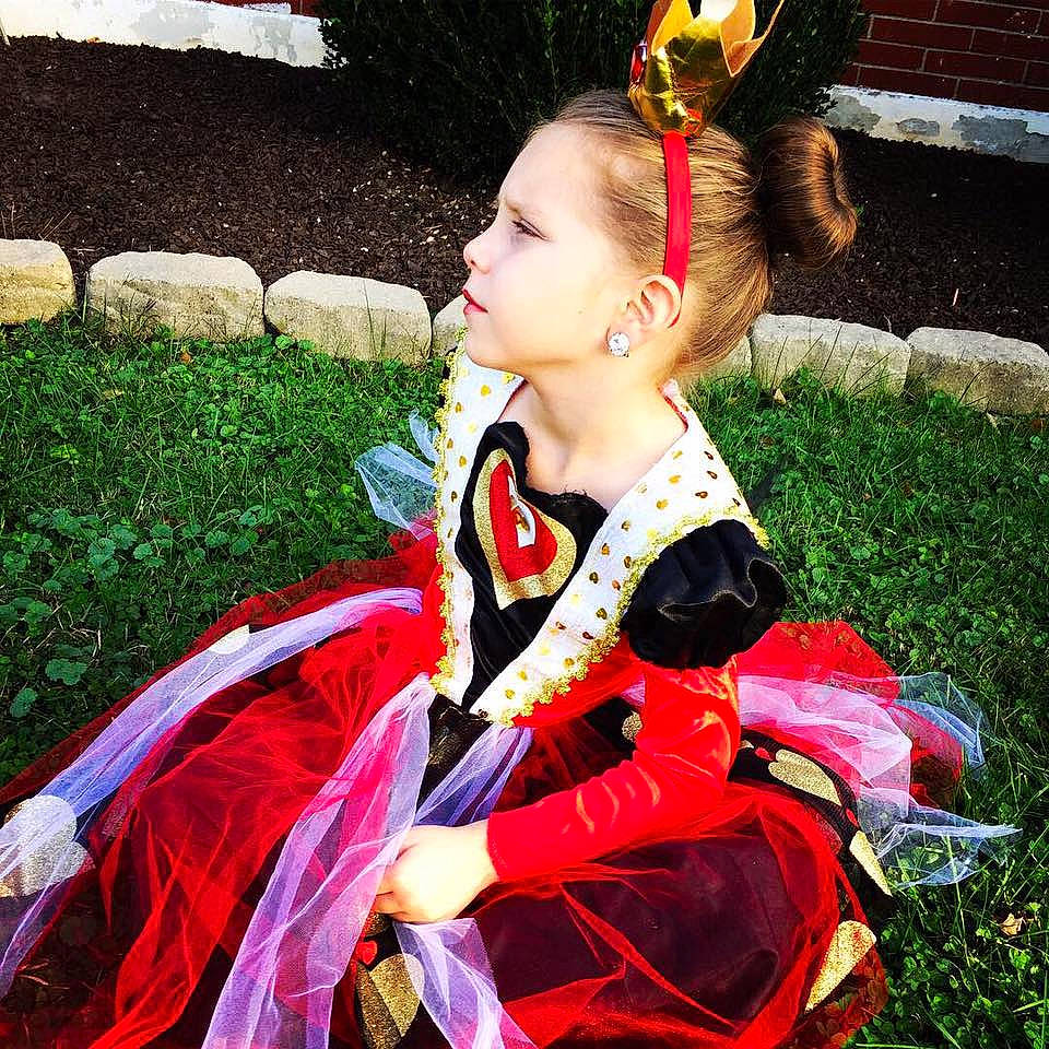 Lexie is registered to the contest to win money with this photo: costume, fun, girl, person, plant, smile, tradition