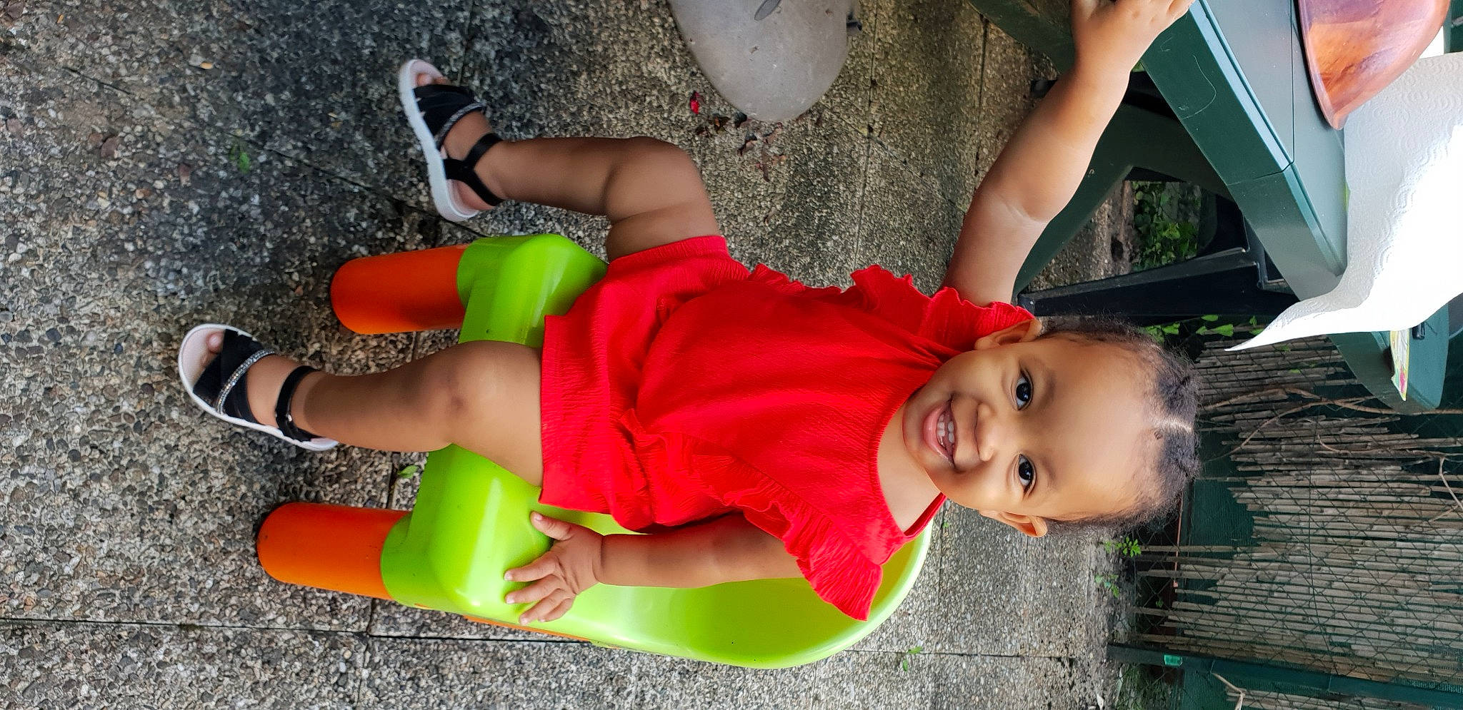 Safya a rejoint le concours — aidez-le/la à gagner de superbes lots ! footwear, fun, grass, happy, joint, joy, knee, leg, leisure, orange, person, plant, red, shoe, shorts, smile, sneakers, sock, thigh, toddler