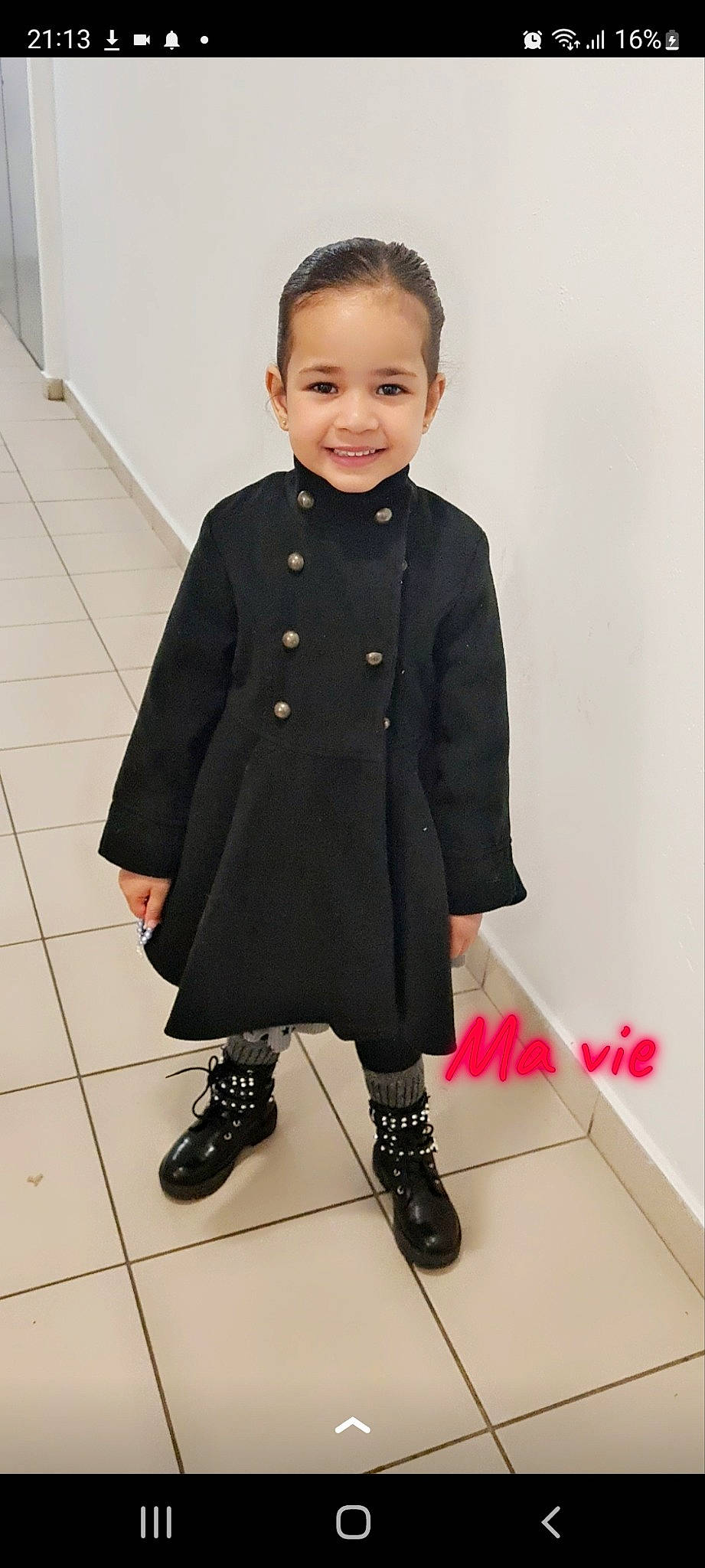 Jennah participe au concours pour gagner de l'argent avec cette photo : baby_toddler_clothing, blazer, collar, denim, dress_shirt, face, fashion_design, footwear, formal_wear, jeans, joy, knee, leg, pattern, person, shoe, sleeve, smile, standing, street_fashion