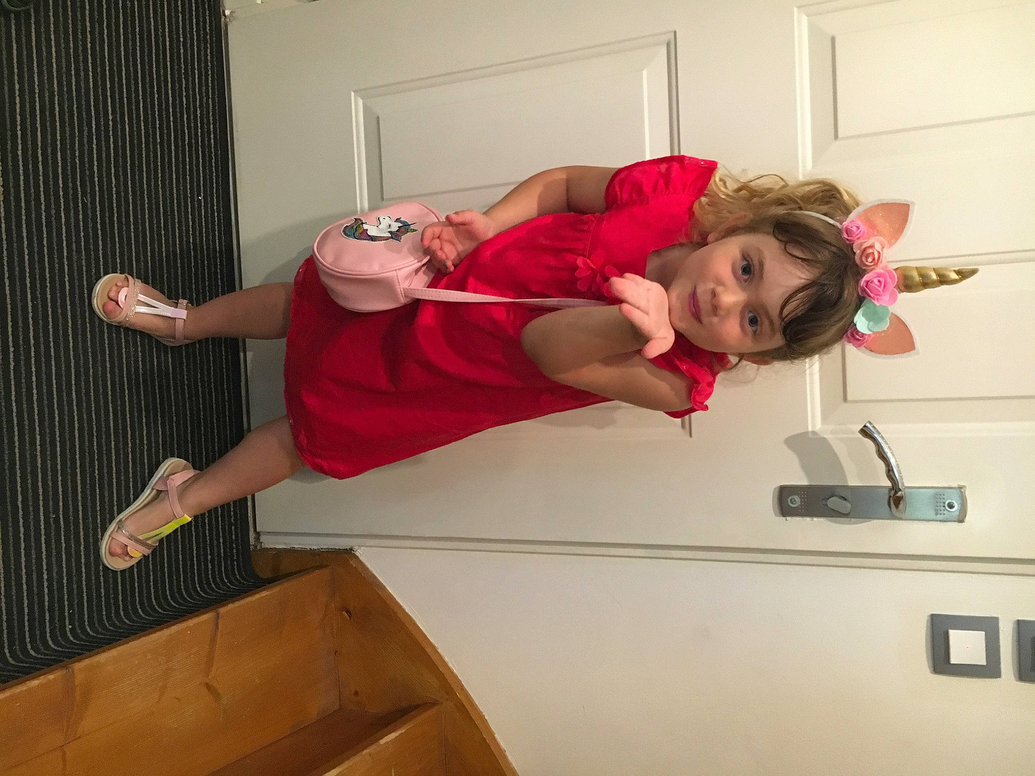 Amandine participe au concours pour gagner de l'argent avec cette photo : cabinetry, chest_of_drawers, comfort, drawer, elbow, flooring, fun, human_leg, joint, kitchen, knee, person, room, shorts, shoulder, smile, t_shirt, thigh, toddler, vacation