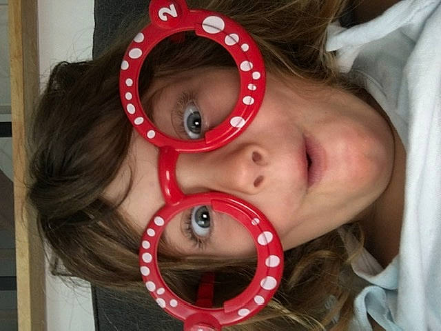 Amandine participe au concours pour gagner de l'argent avec cette photo : audio_equipment, cheek, ear, eyebrow, eyelash, eyewear, glasses, hearing, iris, jaw, lip, mouth, neck, nose, organ, person, red, skin, smile, sunglasses