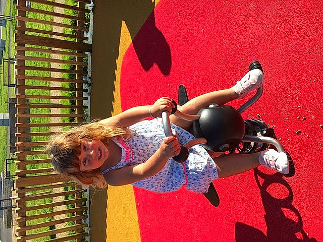 Amandine participe au concours pour gagner de l'argent avec cette photo : acrobatics, adventure, art, carmine, event, flooring, fun, happy, joy, leisure, person, play, recreation, red, shorts, smile, t_shirt, visual_arts, world