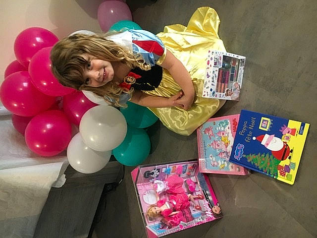 Amandine a rejoint le concours — aidez-le/la à gagner de superbes lots ! arch, balloon, blurred, box, child, event, fun, happy, joy, leisure, magenta, party, party_supply, person, pink, plastic, play, recreation, smile, sweetness