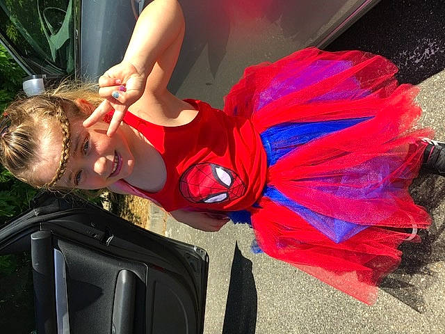 Amandine a rejoint le concours — aidez-le/la à gagner de superbes lots ! animation, anime, audio_equipment, chest, cosplay, dress, electric_blue, entertainment, event, fictional_character, fun, human_leg, joy, leisure, magenta, performance, performance_art, performing_arts, person, pink