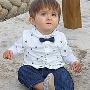 Augustin a rejoint le concours — aidez-le/la à gagner de superbes lots ! toddler, child, sand, outdoor, playground, rope, denim_pants, white_shirt, bow_tie, sitting, cute, curious, face, skin, hair, footwear, casual_clothing, daylight, young_child, expression