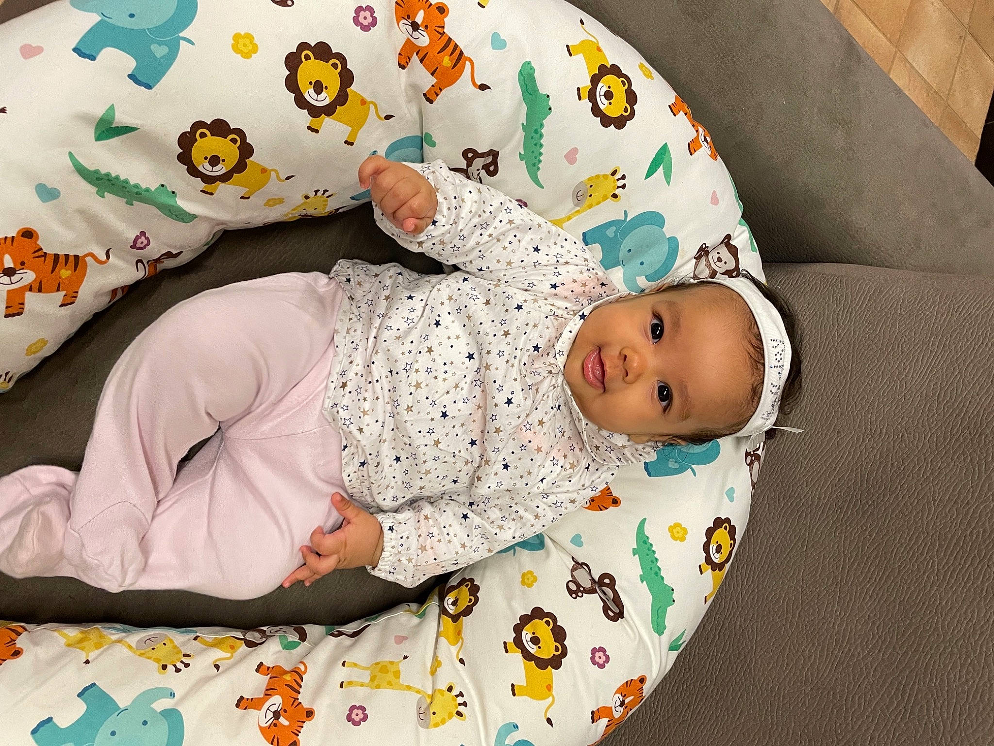 Tahina a rejoint le concours — aidez-le/la à gagner de superbes lots ! baby, baby_products, baby_safety, baby_sleeping, baby_toddler_clothing, bedding, child, comfort, fashion_accessory, hat, head, headgear, linens, pattern, person, room, sitting, sleeve, textile, toddler