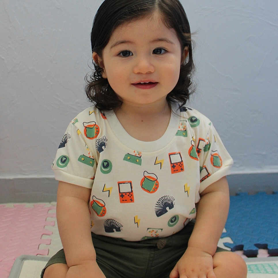 Yoolee a rejoint le concours — aidez-le/la à gagner de superbes lots ! applique, bodypart, child, clothing, face, female, finger, girl, hand, head, hosiery, pattern, person, photography, portrait, shorts, sitting, sleeve, sock, t_shirt
