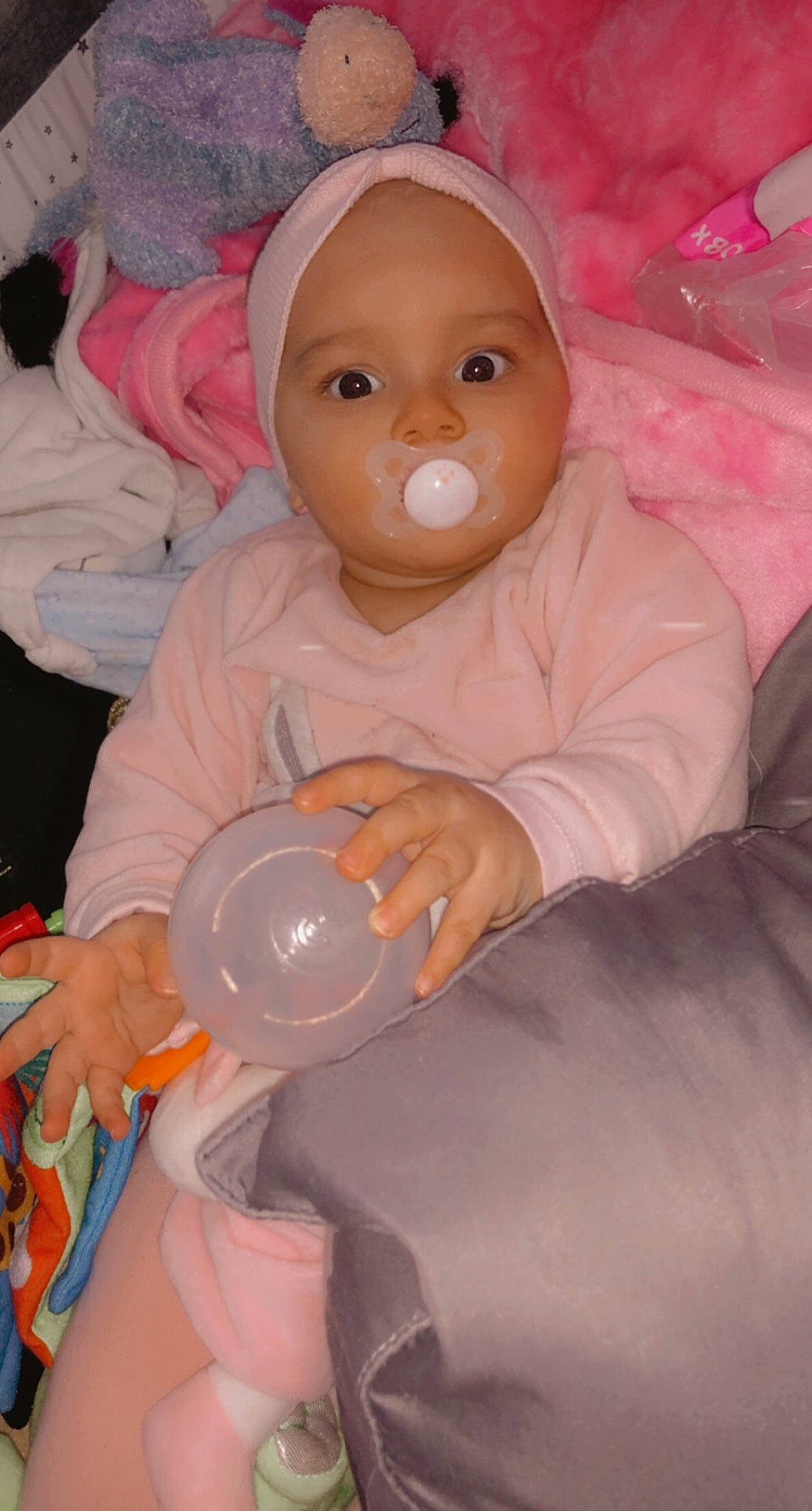 Jamila participe au concours pour gagner de l'argent avec cette photo : baby, baby_products, baby_toddler_clothing, balloon, cheek, child, comfort, drinkware, event, finger, fun, happy, headwear, nail, person, personal_protective_equipment, plastic, room, sitting, thumb