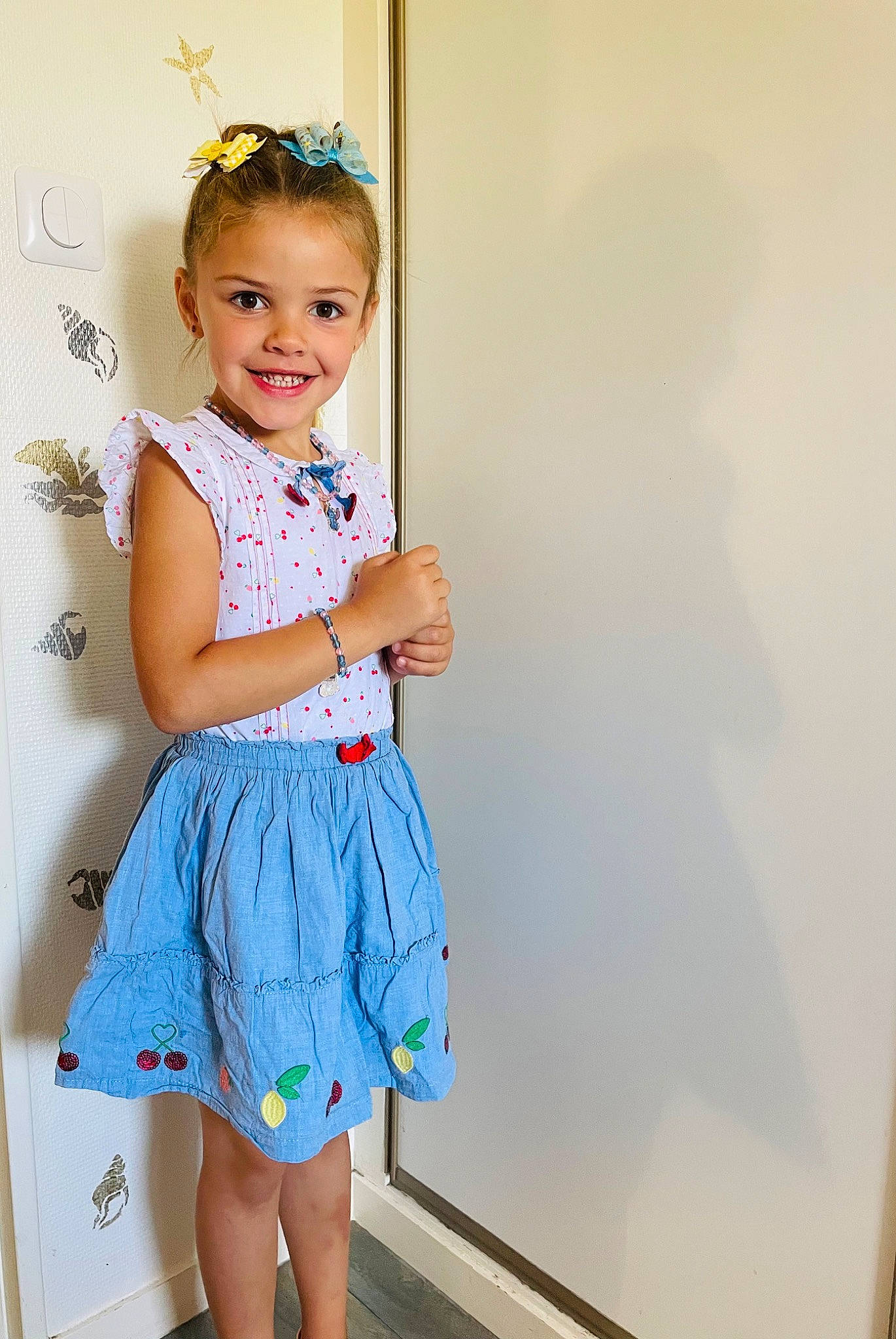 Athéna participe au concours pour gagner de l'argent avec cette photo : baby_toddler_clothing, blond, day_dress, dress, electric_blue, face, fashion_design, hair, hairstyle, happy, human_leg, joy, neck, one_piece_garment, pattern, person, shoulder, skin, sleeve, smile