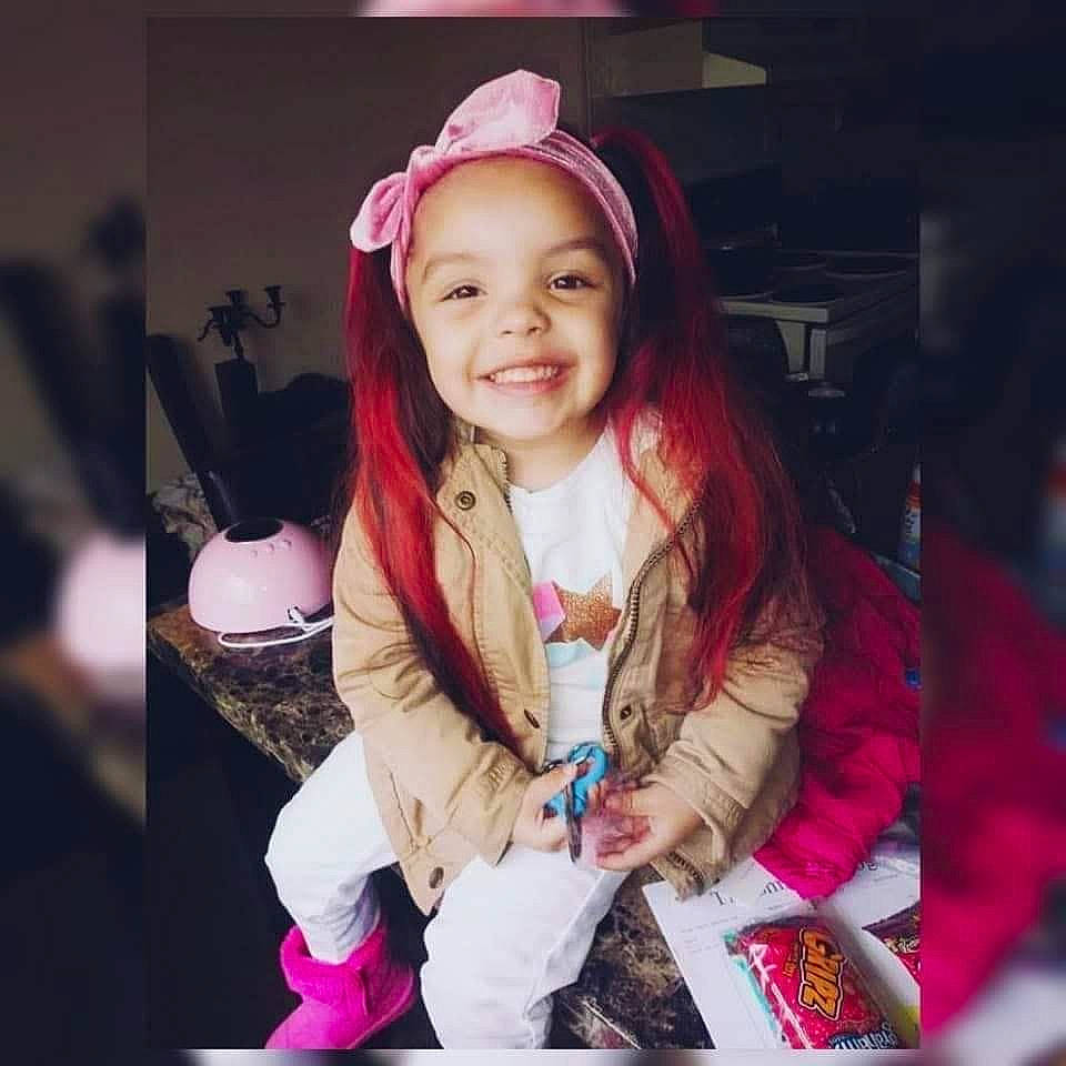 Rose is registered to the contest to win money with this photo: beauty, child, child_model, cool, ear, eye, face, facial_expression, fashion, fashion_accessory, fun, happy, head, headgear, headwear, joy, long_hair, organ, person, pink