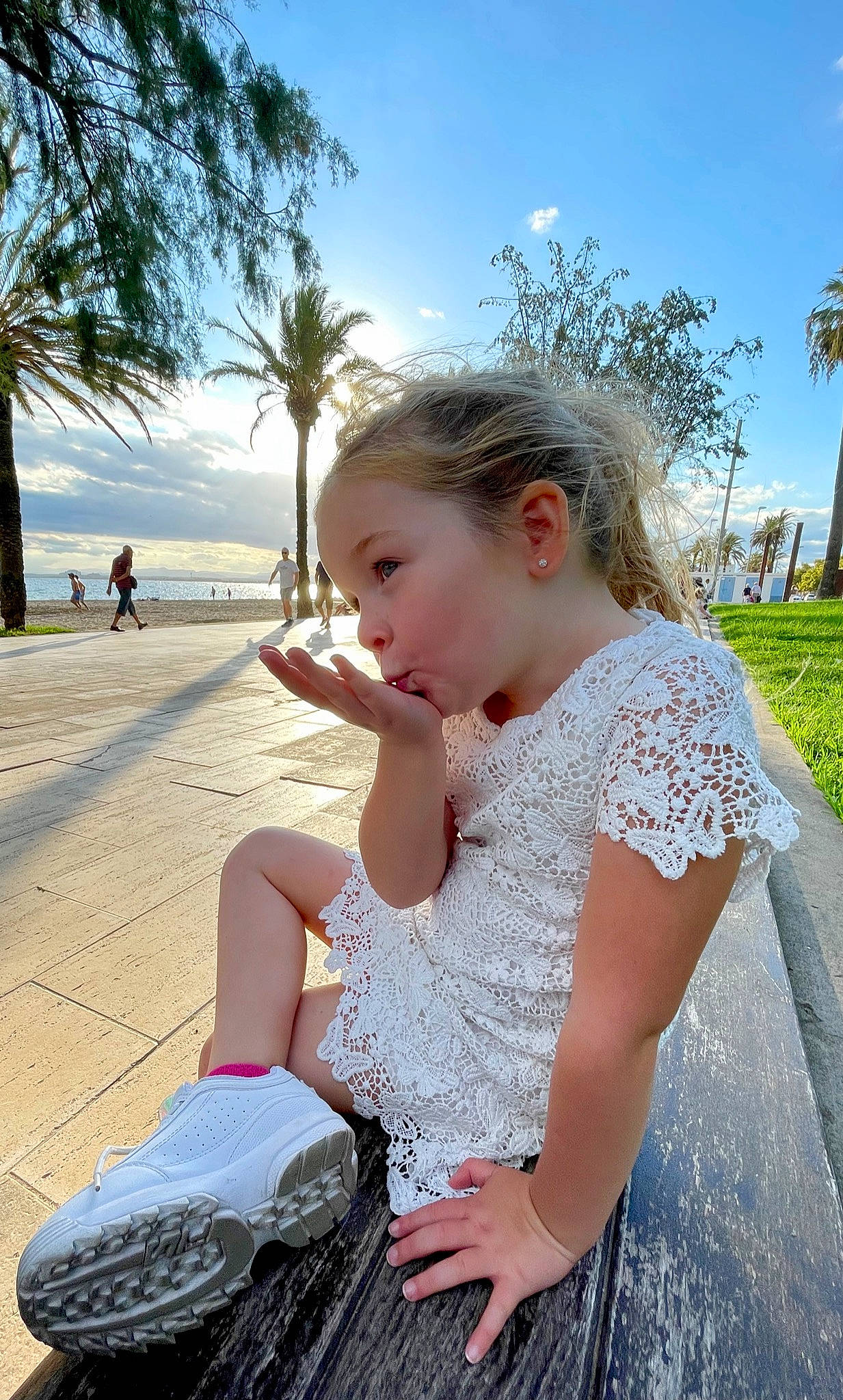 Juliette participe au concours pour gagner de l'argent avec cette photo : beauty, cloud, fashion, flash_photography, fun, grass, hairstyle, hand, happy, leisure, people_in_nature, person, photograph, plant, shoulder, skin, sky, standing, summer, sunlight