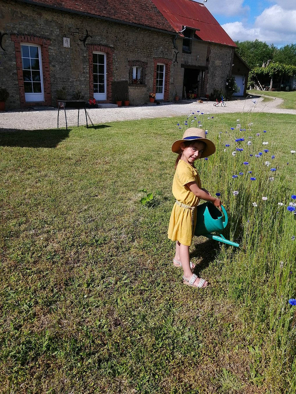 Léna a rejoint le concours — aidez-le/la à gagner de superbes lots ! building, cloud, flower, grass, grass_family, grassland, green, groundcover, hat, headwear, house, joy, land_lot, landscape, lawn, meadow, people_in_nature, person, plant, rural_area