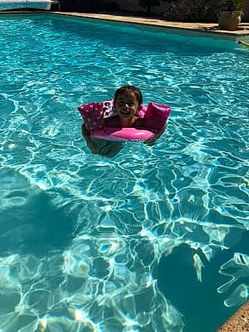 Léna a rejoint le concours — aidez-le/la à gagner de superbes lots ! aqua, azure, bathing, blue, child, fun, games, joy, leisure, leisure_centre, nonbuilding_structure, person, personal_protective_equipment, recreation, resort, resort_town, swimming_pool, toddler, tourism, vacation