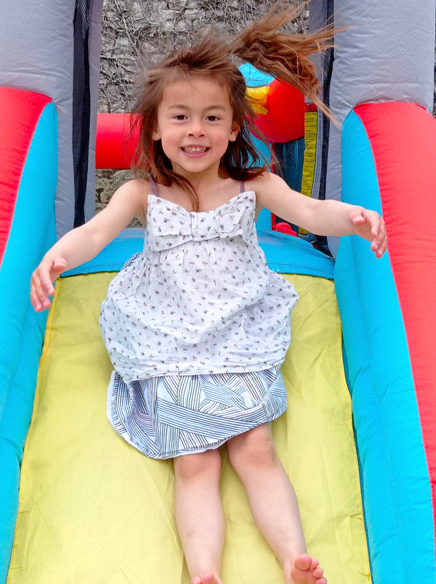 Léna a rejoint le concours — aidez-le/la à gagner de superbes lots ! aqua, azure, dress, eye, face, fun, hair, happy, head, human_body, joy, leg, leisure, magenta, outdoor_play_equipment, person, pink, recreation, smile, textile