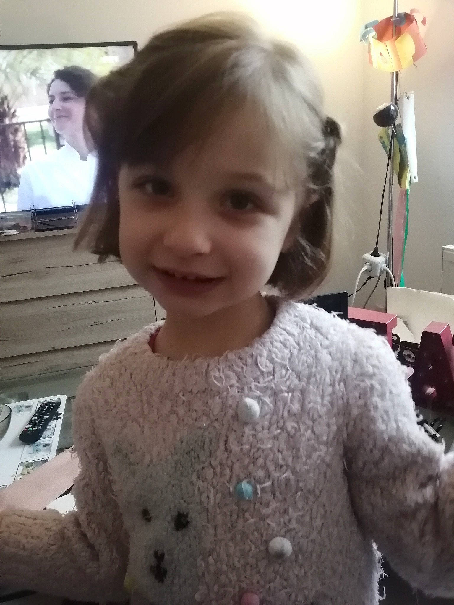 Clara participe au concours pour gagner de l'argent avec cette photo : cheek, child, cool, ear, eye, eyebrow, face, forehead, hair, hairstyle, head, joy, lip, long_hair, nose, outerwear, person, selfie, shoulder, skin