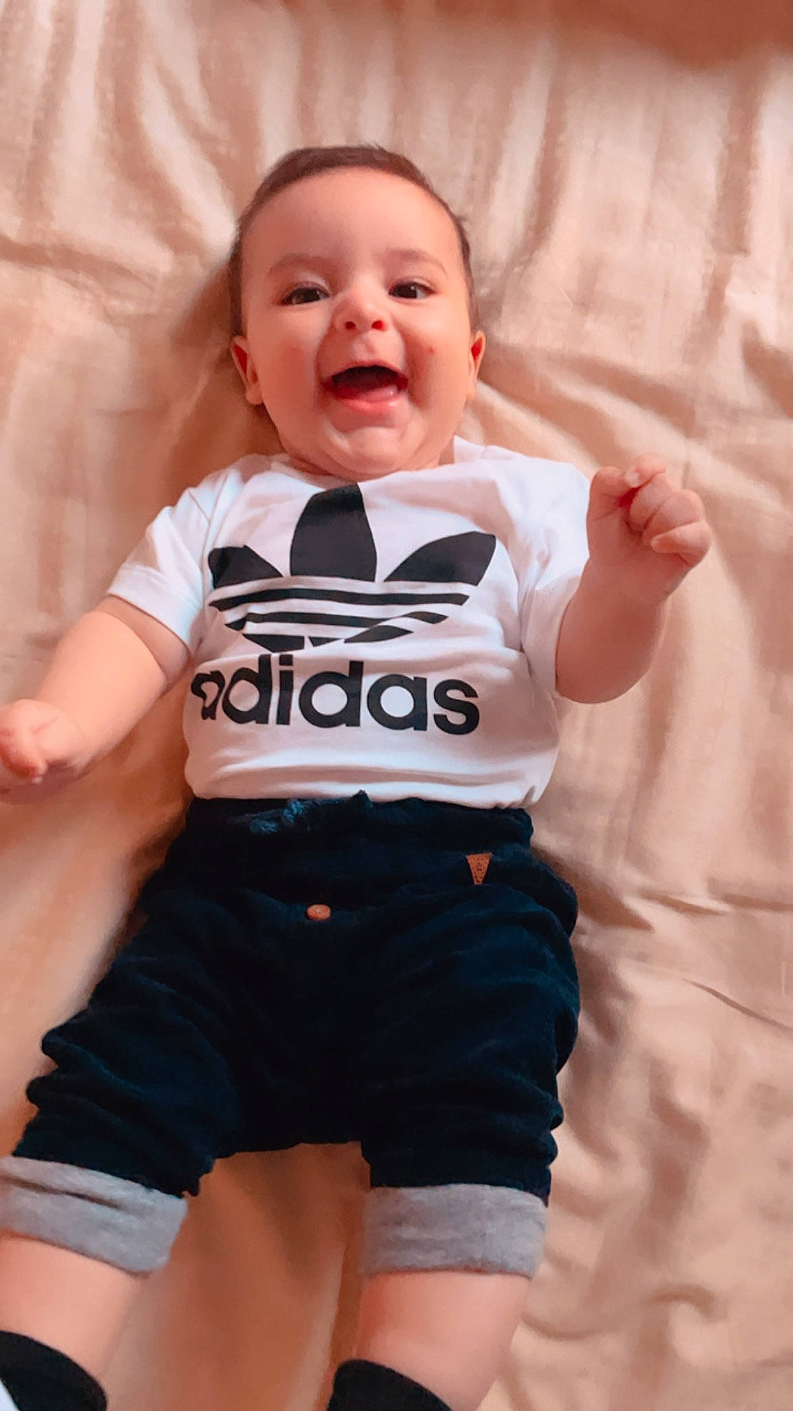 Amadéo a rejoint le concours — aidez-le/la à gagner de superbes lots ! active_shorts, arm, baby_toddler_clothing, cheek, clothing, face, finger, gesture, happy, joint, muscle, orange, person, pink, sleeve, smile, t_shirt, textile, thumb, toddler