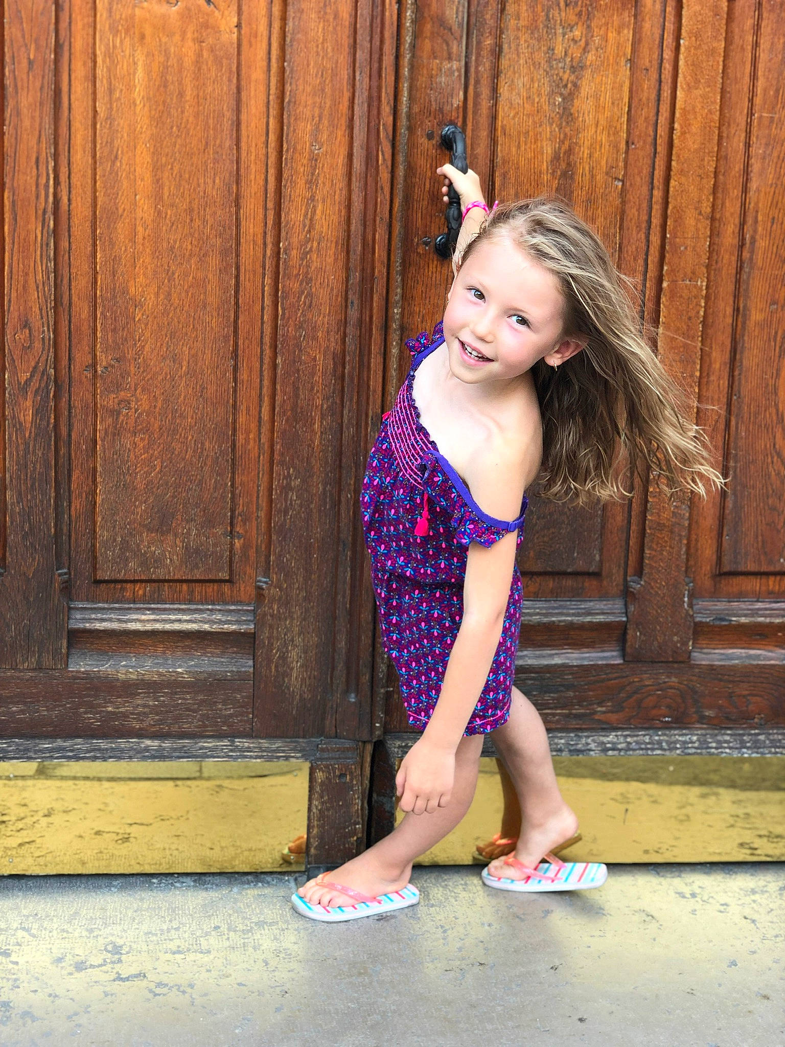 Zola a rejoint le concours — aidez-le/la à gagner de superbes lots ! blond, door, electric_blue, flash_photography, fun, happy, human_leg, joy, knee, leisure, magenta, person, sandal, shoulder, sitting, smile, standing, street_fashion, thigh, toddler