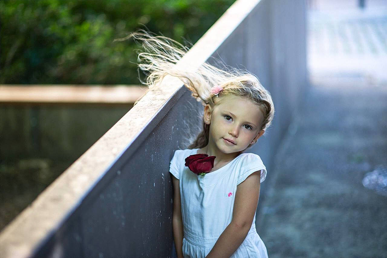 Zola participe au concours pour gagner de l'argent avec cette photo : blond, bridal_accessory, bridal_clothing, bridal_veil, child, dress, fashion_accessory, flash_photography, formal_wear, fun, grass, happy, headpiece, leisure, people_in_nature, person, sitting, smile, street_fashion, toddler