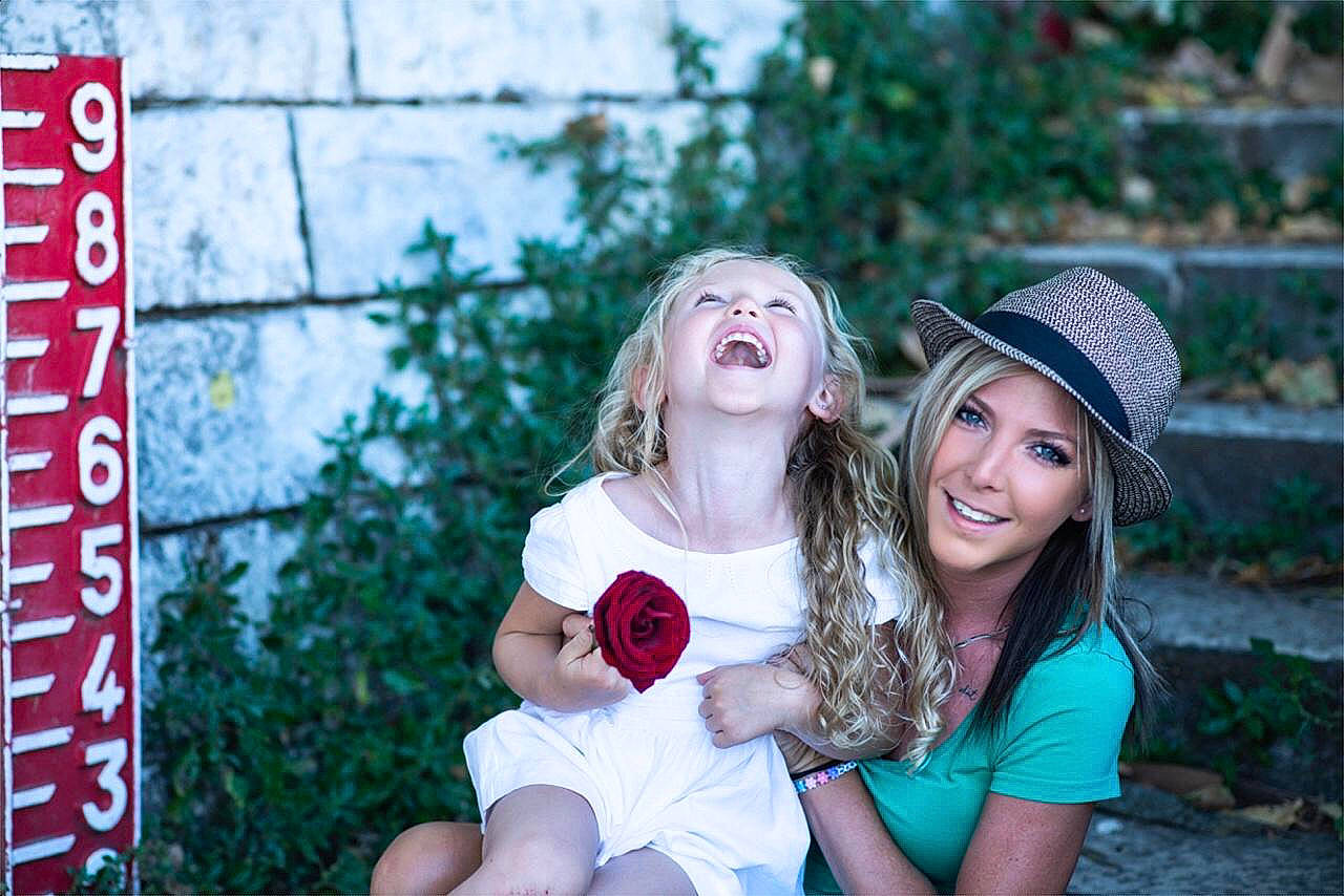 Zola a rejoint le concours — aidez-le/la à gagner de superbes lots ! clothing, eye, face, facial_expression, flash_photography, friendship, fun, grass, happy, hat, headwear, human, interaction, joy, leisure, lip, people_in_nature, person, photograph, pink