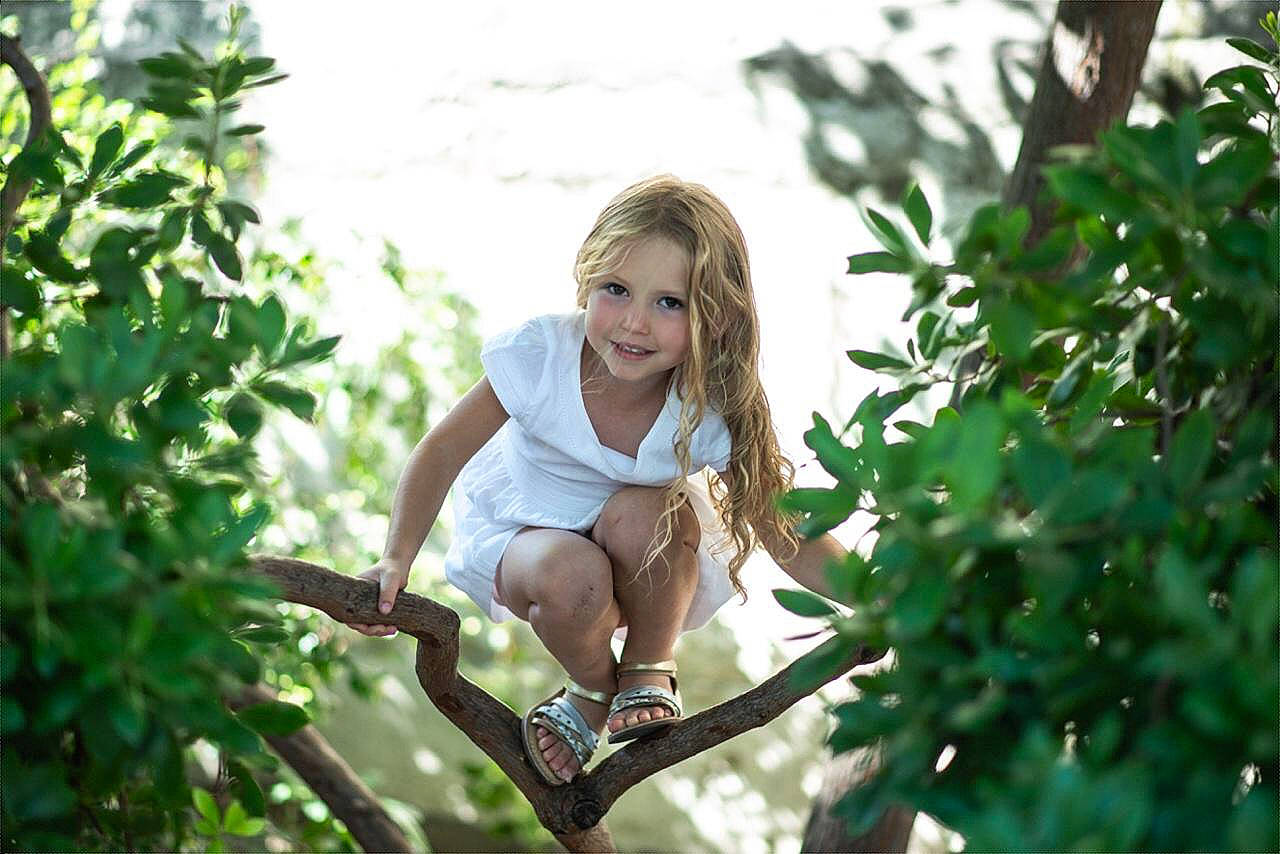 Zola participe au concours pour gagner de l'argent avec cette photo : brown_hair, flash_photography, forest, fun, grass, happy, joy, leisure, long_hair, people_in_nature, person, plant, recreation, sandal, shirt, shorts, smile, sunlight, t_shirt, toddler