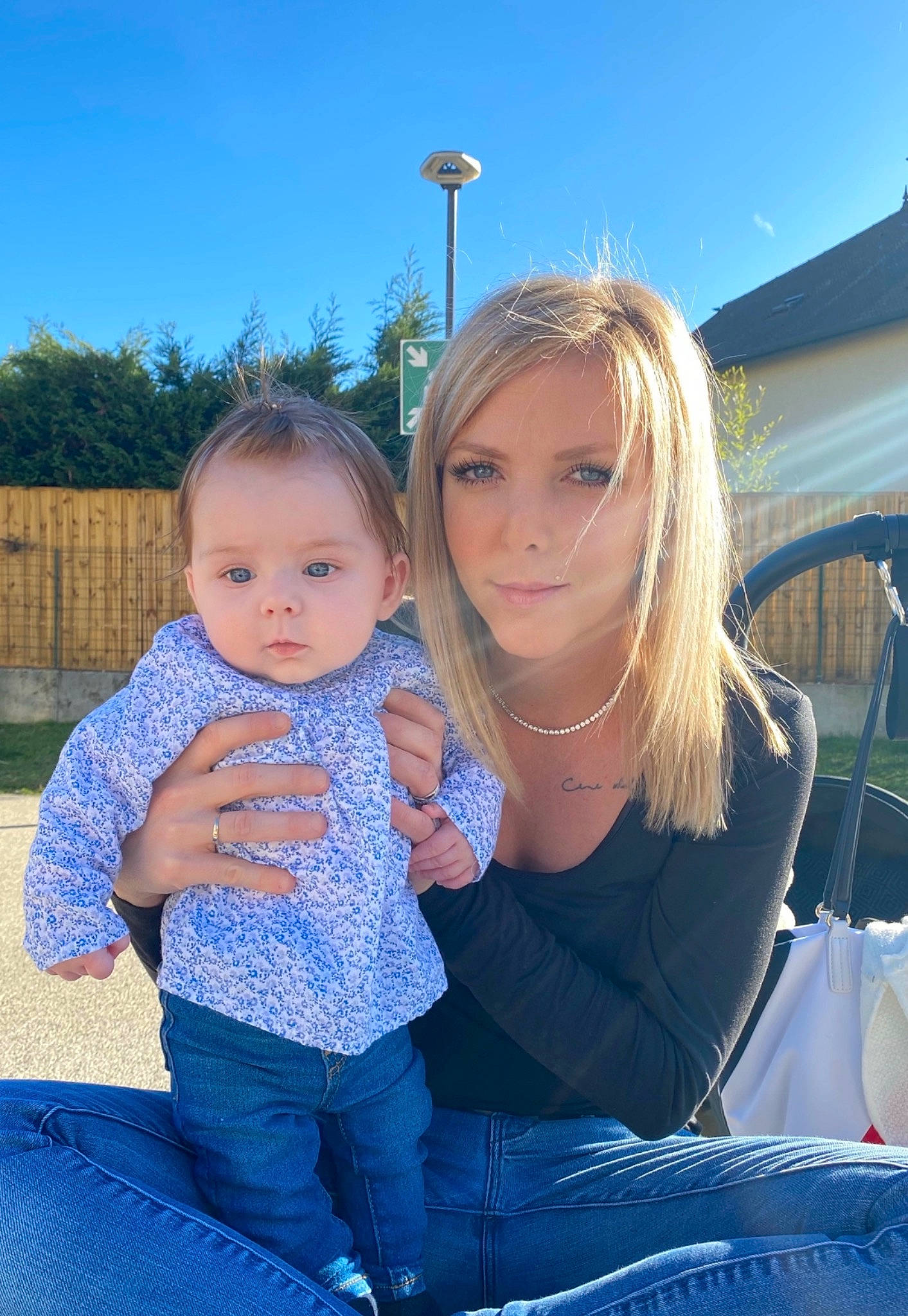 Romy a rejoint le concours — aidez-le/la à gagner de superbes lots ! azure, baby, baby_toddler_clothing, beauty, electric_blue, finger, fun, grass, grass_family, happy, lap, leisure, people_in_nature, person, plant, recreation, skin, sky, summer, toddler