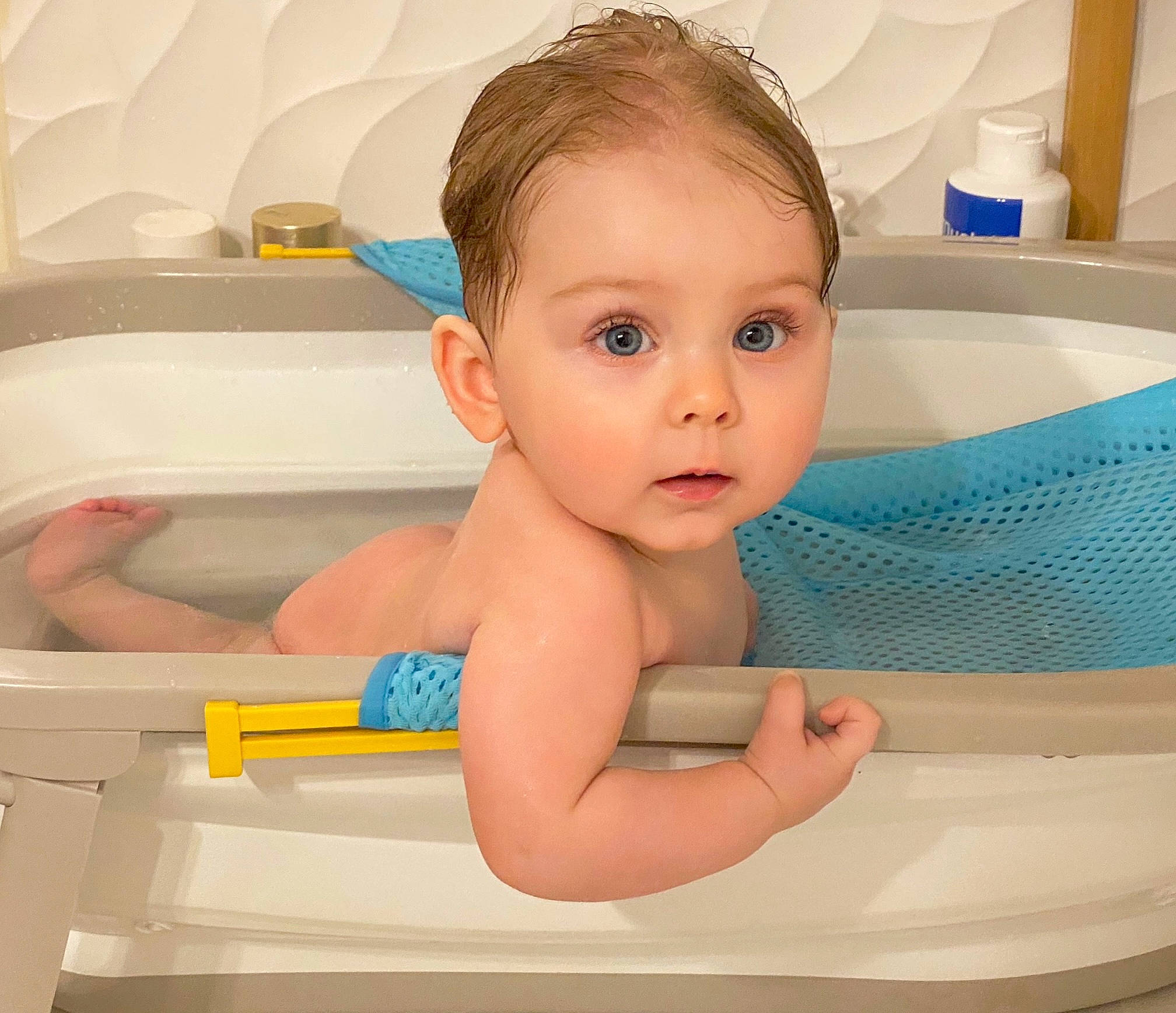 Romy participe au concours pour gagner de l'argent avec cette photo : baby, baby_bathing, baby_playing_with_toys, bathing, bathroom, bathtub, cheek, eye, fluid, fun, happy, head, leisure, person, personal_care, plumbing, plumbing_fixture, product, skin, surprise