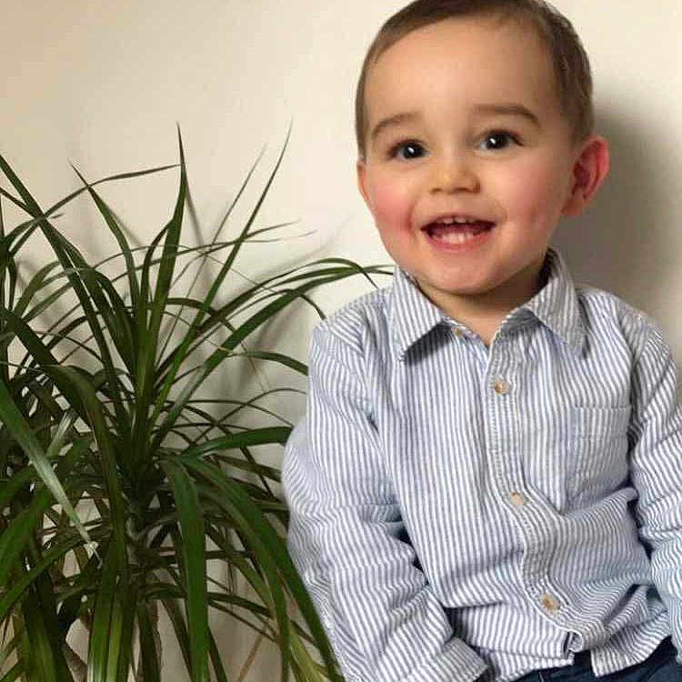 Malhon a rejoint le concours — aidez-le/la à gagner de superbes lots ! casual, child, cute, green_plant, happy, home, houseplant, indoor, jeans, light, person, portrait, short_hair, sitting, smiling, stool, striped_shirt, toddler, wall, young_child