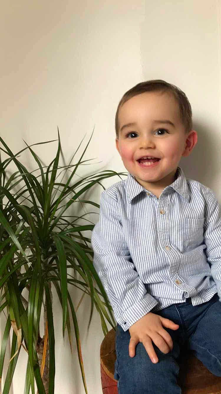 Malhon a rejoint le concours — aidez-le/la à gagner de superbes lots ! toddler, child, smiling, indoor, houseplant, striped_shirt, jeans, stool, happy, portrait, casual, young_child, person, cute, short_hair, sitting, green_plant, wall, light, home