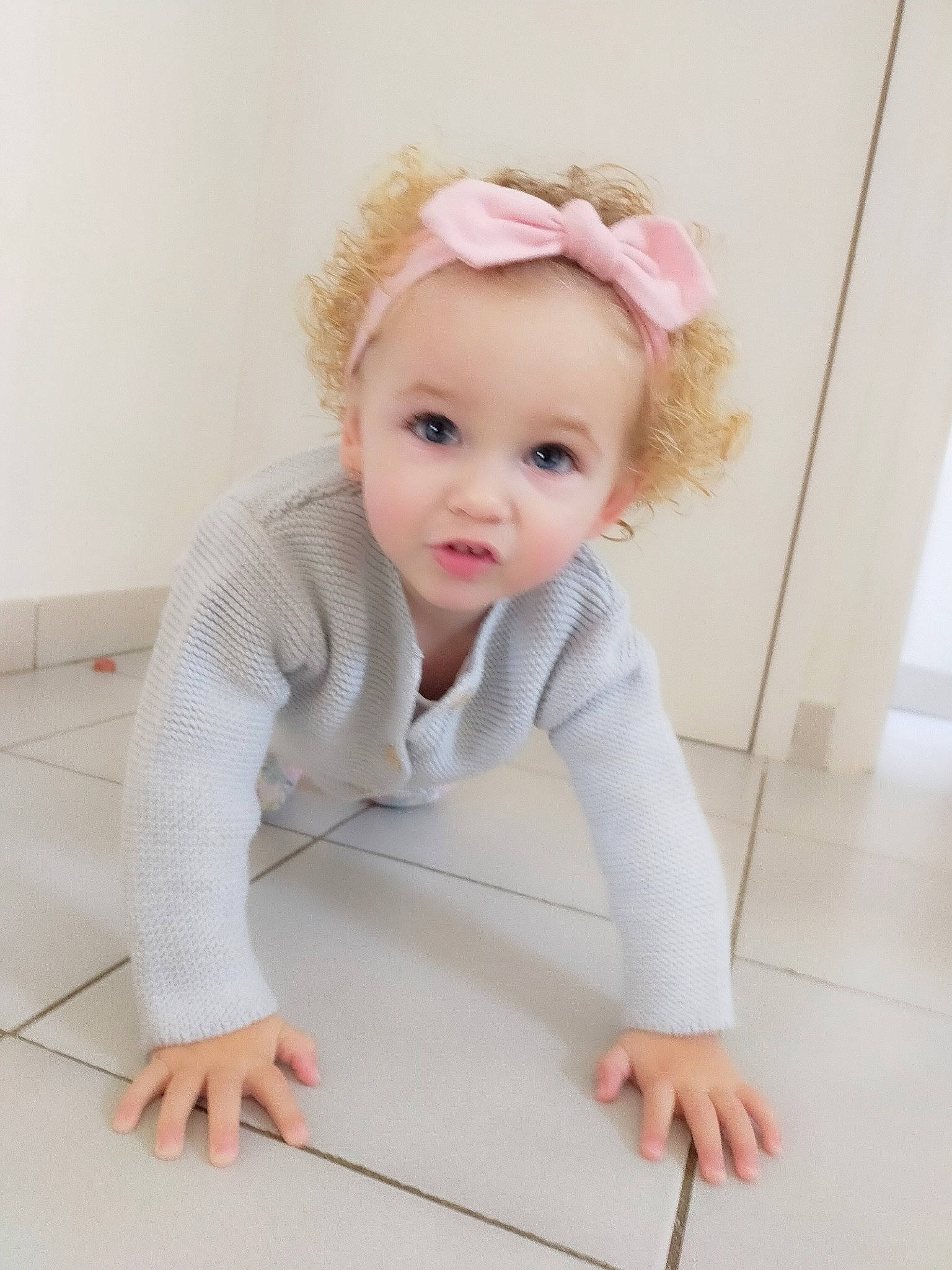 Yuna a rejoint le concours — aidez-le/la à gagner de superbes lots ! baby, baby_toddler_clothing, collar, dress, fashion_accessory, flash_photography, floor, flooring, happy, hardwood, human_body, human_leg, knee, leg, pattern, person, skin, sleeve, sportswear, toddler