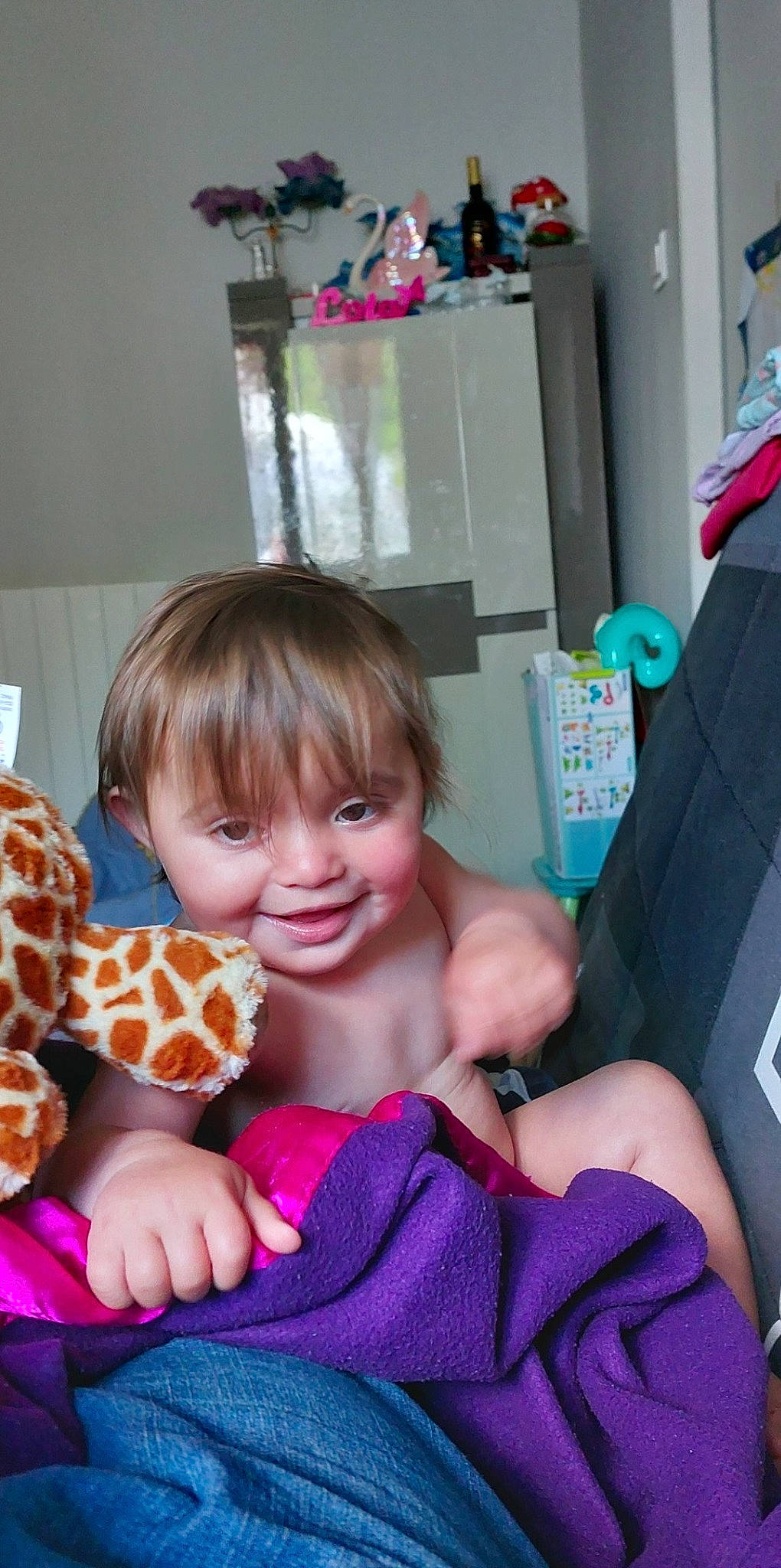 Lola participe au concours pour gagner de l'argent avec cette photo : baby_toddler_clothing, child, comfort, event, finger, fun, happy, lap, linens, pattern, person, pillow, pink, plaid, play, room, sitting, smile, tableware, thumb