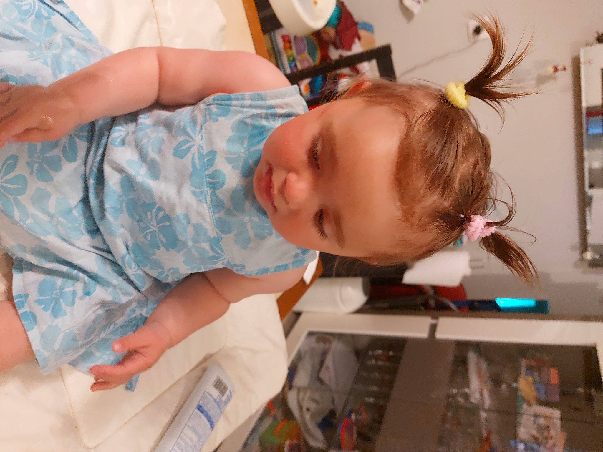 Lola participe au concours pour gagner de l'argent avec cette photo : baby, baby_toddler_clothing, child, ear, fun, learning, pattern, person, play, room, t_shirt, toddler