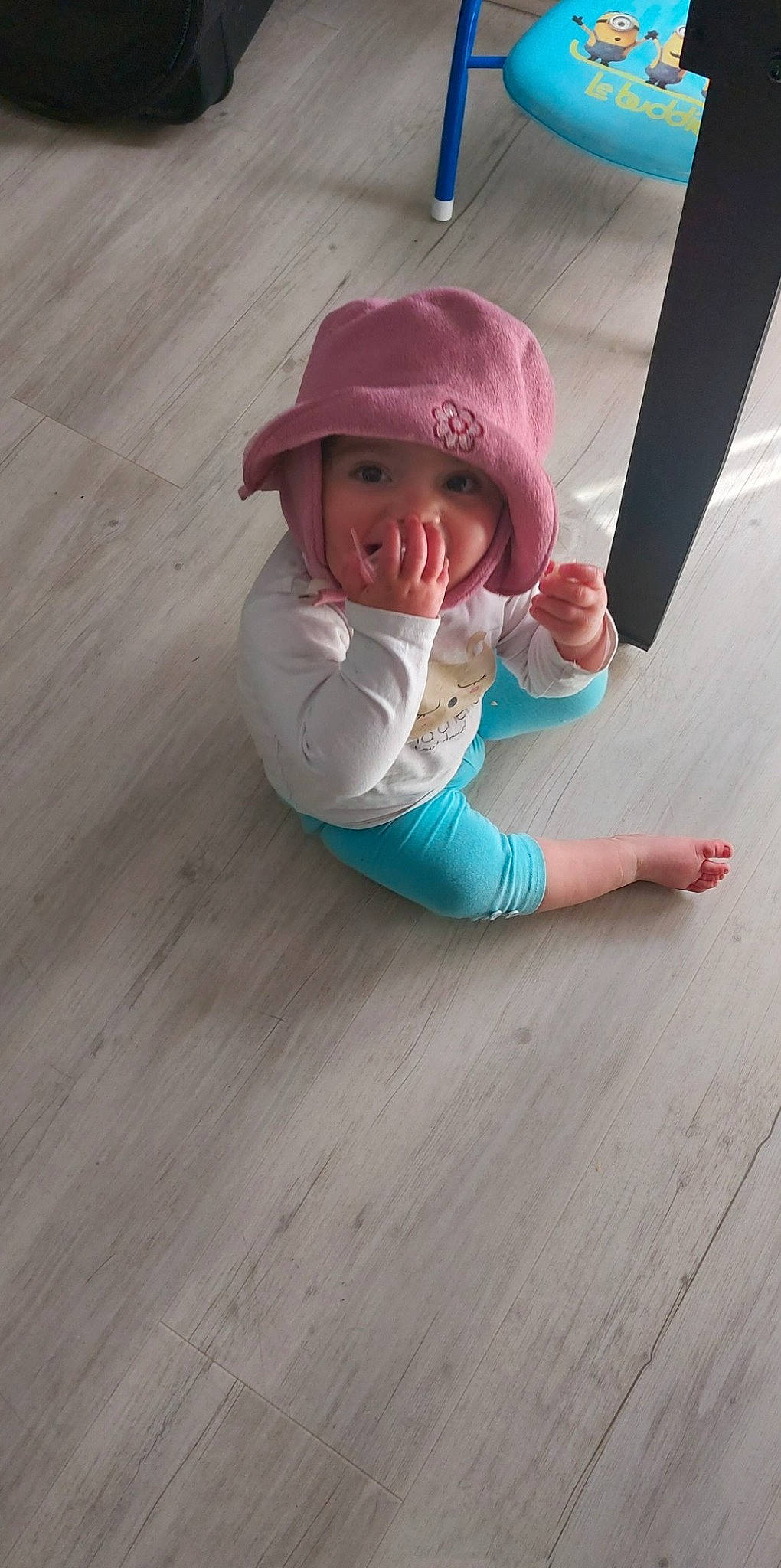 Lola participe au concours pour gagner de l'argent avec cette photo : baby, baby_toddler_clothing, cheek, child, comfort, crawling, face, floor, flooring, grass, happy, hardwood, headwear, laminate_flooring, person, sleeve, thumb, toddler, varnish, wood