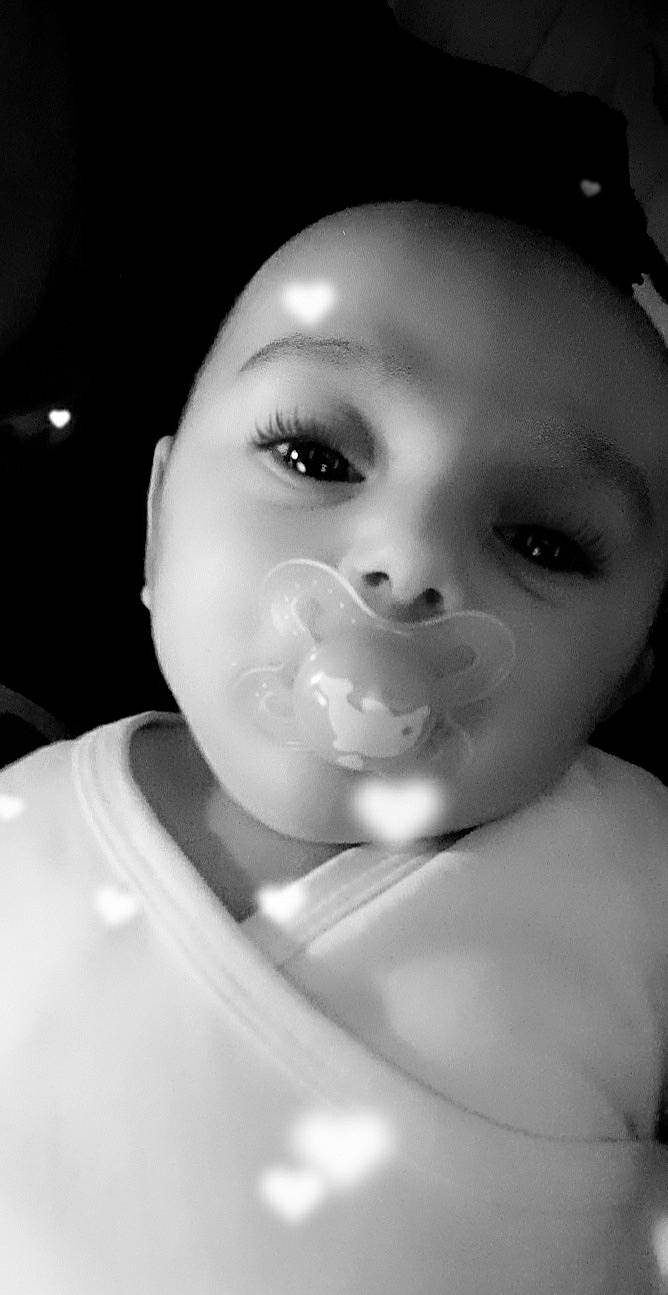 Camélia a rejoint le concours — aidez-le/la à gagner de superbes lots ! baby, black_and_white, cheek, chin, ear, eye, eyebrow, eyelash, flash_photography, hairstyle, happy, human_body, iris, jaw, lip, monochrome, mouth, nose, person, skin