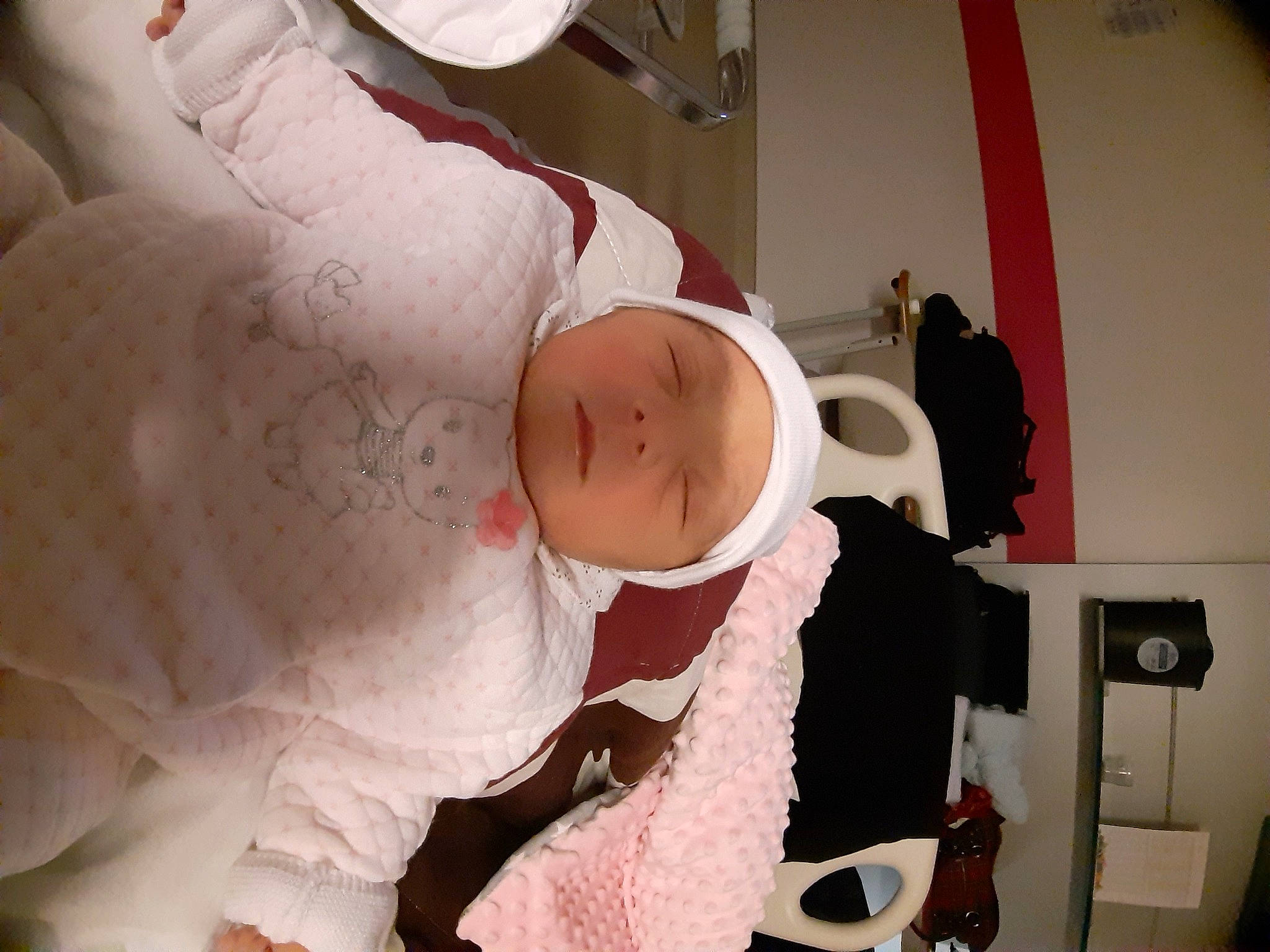 Camélia a rejoint le concours — aidez-le/la à gagner de superbes lots ! abdomen, baby, baby_products, baby_safety, baby_toddler_clothing, child, comfort, event, fur, hat, headwear, helmet, linens, person, pink, room, service, sleeve, toddler