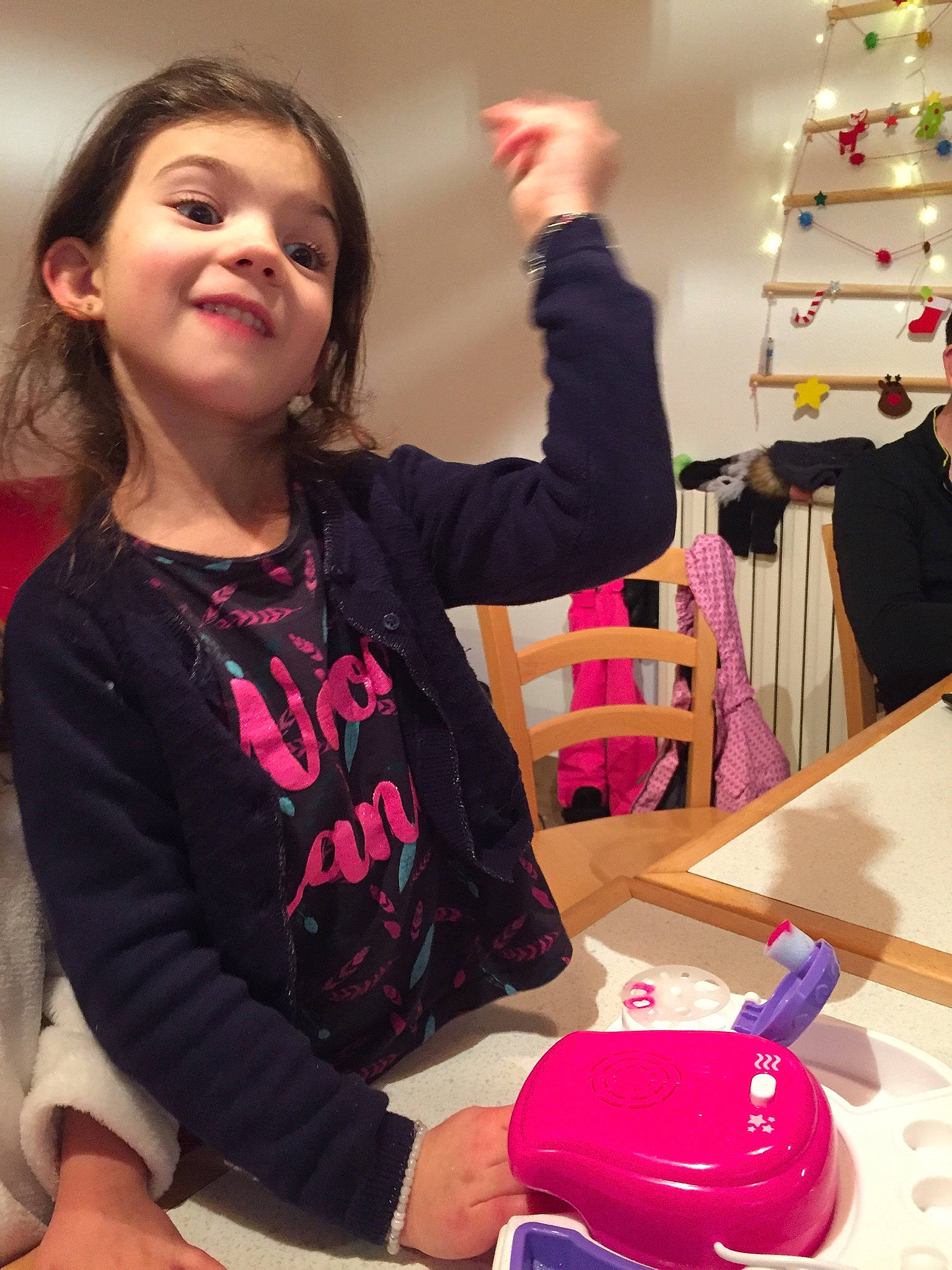 Zoé participe au concours pour gagner de l'argent avec cette photo : chair, child, christmas_tree, community, desk, event, fun, happy, holiday, joy, magenta, ornament, person, play, red, room, smile, t_shirt, table, tree