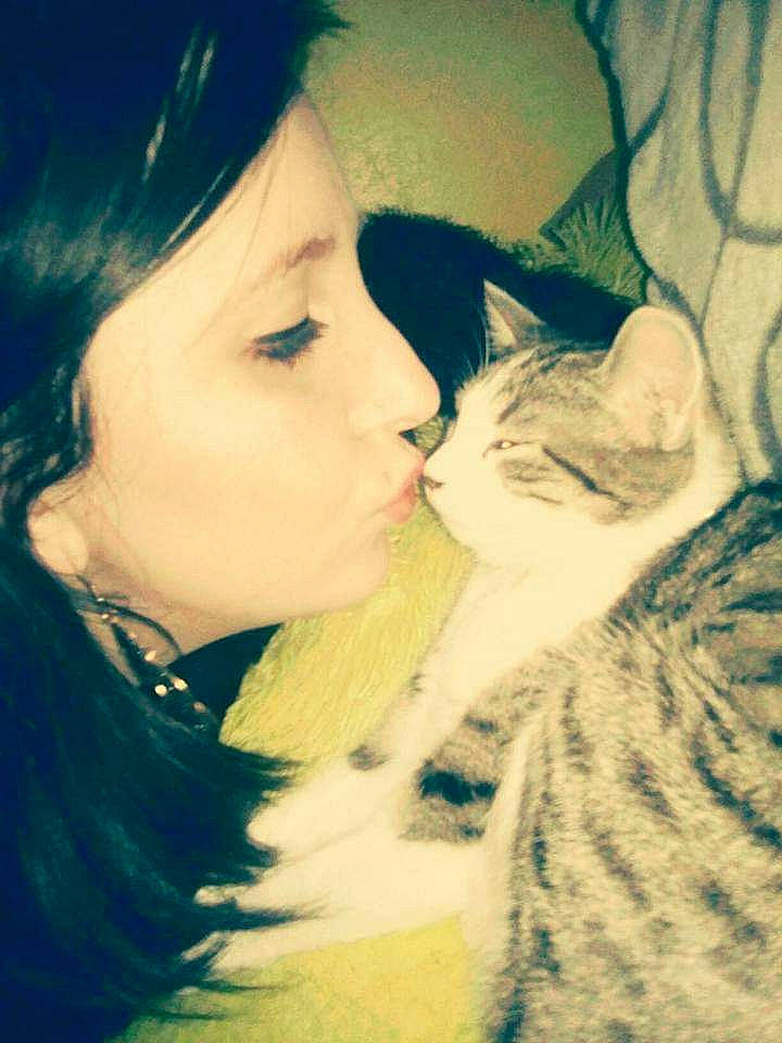 Naya participe au concours pour gagner de l'argent avec cette photo : beauty, black_hair, cat, cheek, ear, eye, eyelash, face, felidae, forehead, interaction, lip, long_hair, mouth, neck, nose, selfie, skin, small_to_medium_sized_cats, whiskers