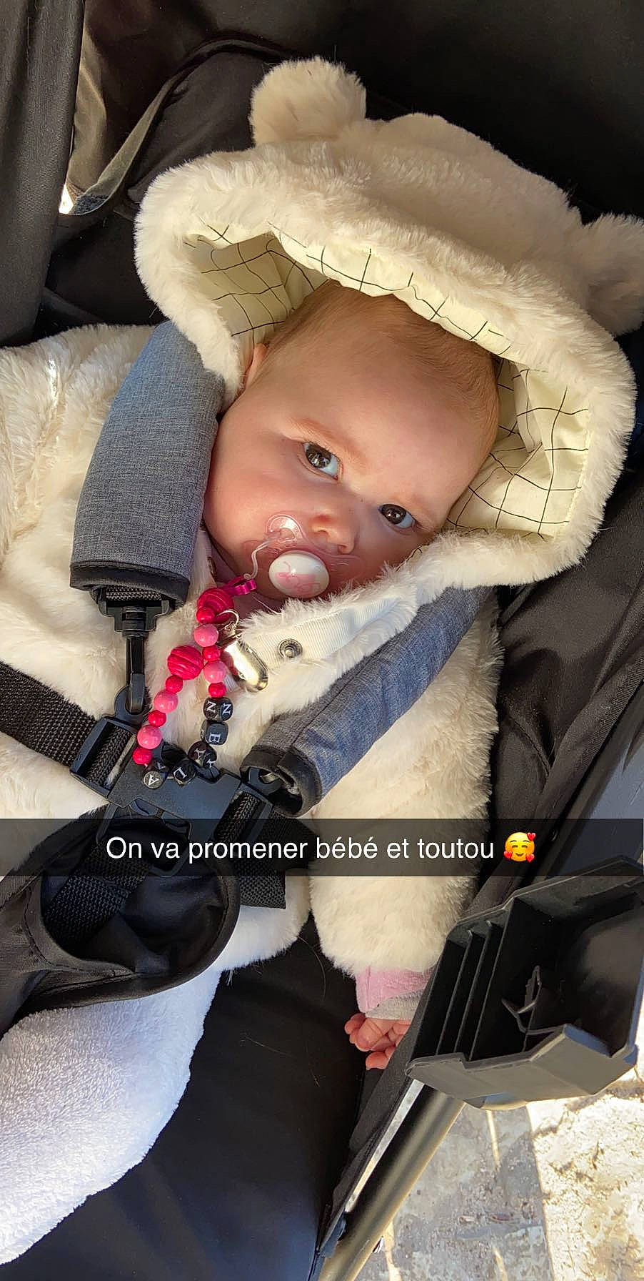 Neyla participe au concours pour gagner de l'argent avec cette photo : baby, baby_carriage, baby_in_car_seat, baby_products, car_seat, child, person, product, toddler