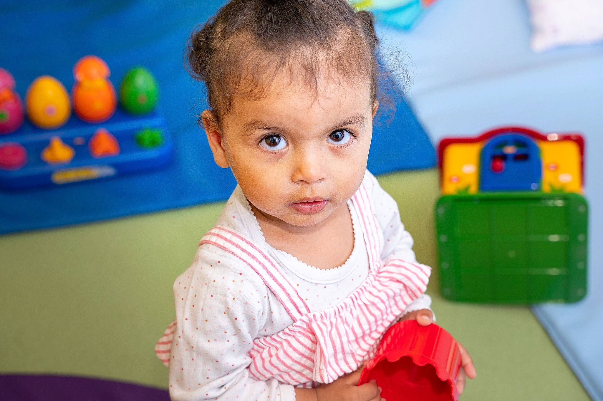 Imen a rejoint le concours — aidez-le/la à gagner de superbes lots ! baby, baby_playing_with_toys, baby_toddler_clothing, cheek, child, fun, hairstyle, happy, leisure, nose, people, person, play, product, recreation, red, skin, smile, standing, toddler