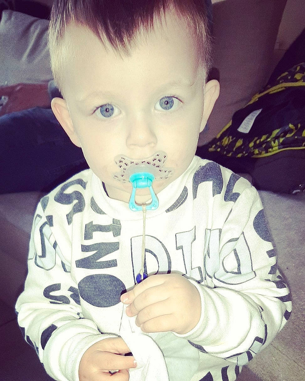 Damon participe au concours pour gagner de l'argent avec cette photo : arm, baby_toddler_clothing, cheek, cloud, ear, eyebrow, eyelash, forehead, hair, hand, happy, human_body, lip, mouth, neck, nose, organ, person, skin, sleeve