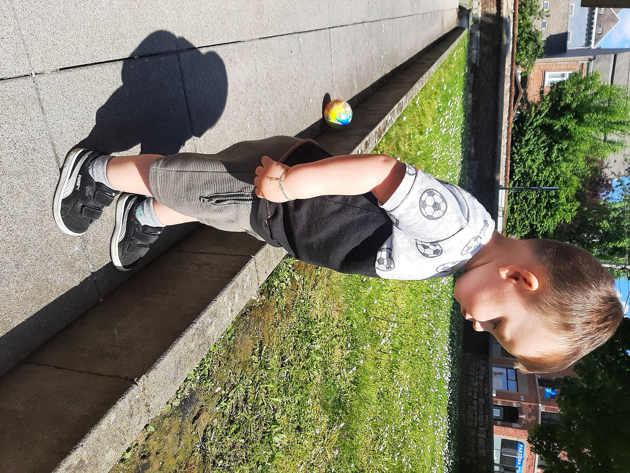 Damon participe au concours pour gagner de l'argent avec cette photo : cool, elbow, fun, grass, happy, hat, human_leg, knee, leisure, outdoor_shoe, person, plant, recreation, snapshot, street_fashion, t_shirt, thigh, toddler, tree, walking_shoe