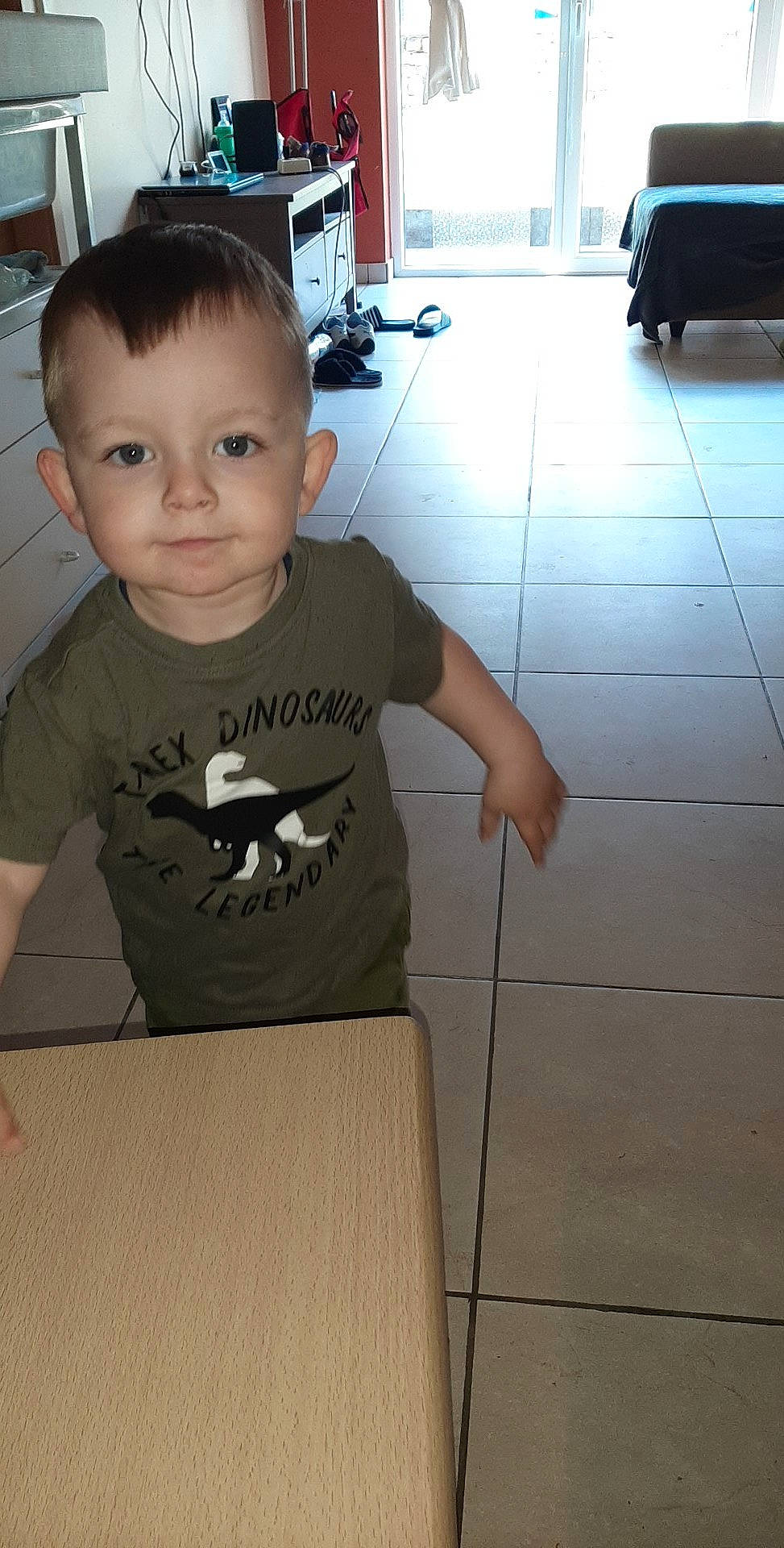 Damon a rejoint le concours — aidez-le/la à gagner de superbes lots ! baby, baby_toddler_clothing, child, cool, finger, floor, flooring, fun, hardwood, joint, mammal, person, room, shoulder, sitting, sleeve, standing, t_shirt, toddler, vertebrate