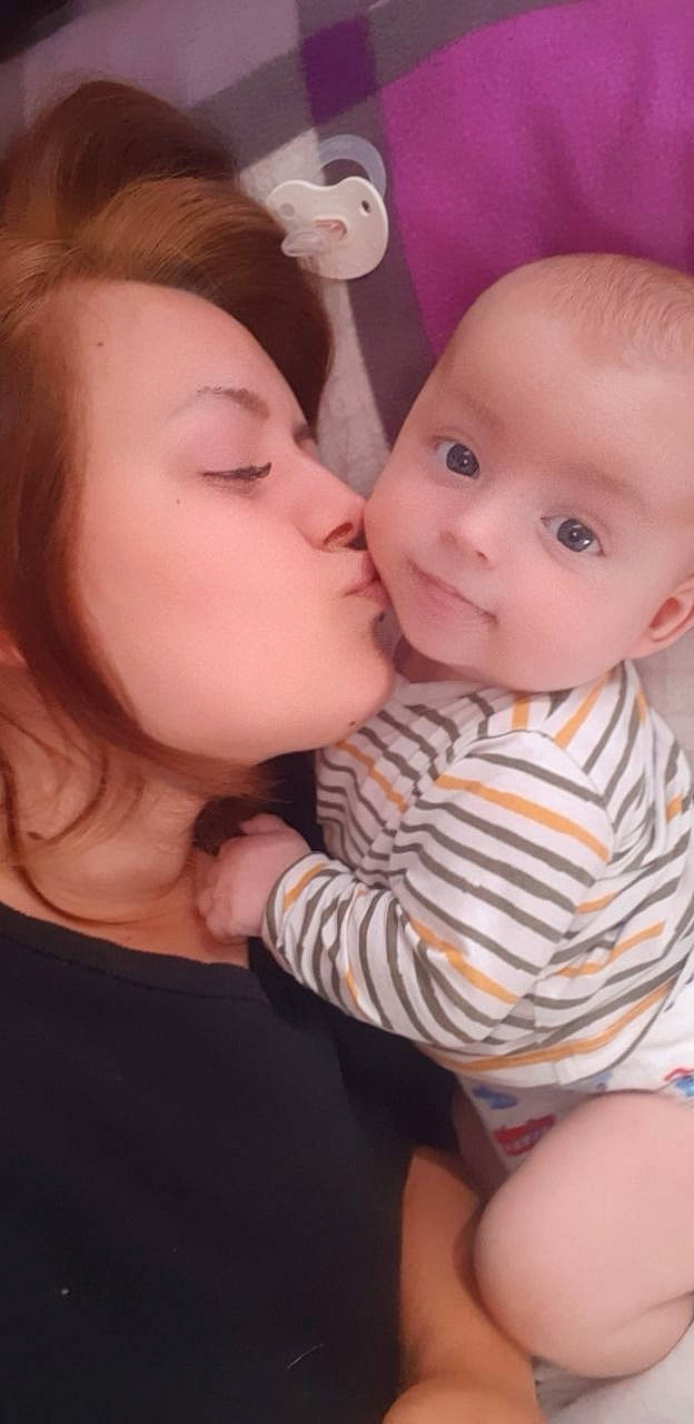 Mason participe au concours pour gagner de l'argent avec cette photo : arm, cheek, chin, ear, eye, eyebrow, eyelash, forehead, gesture, happy, human_body, iris, jaw, lip, mouth, neck, nose, person, plant, skin