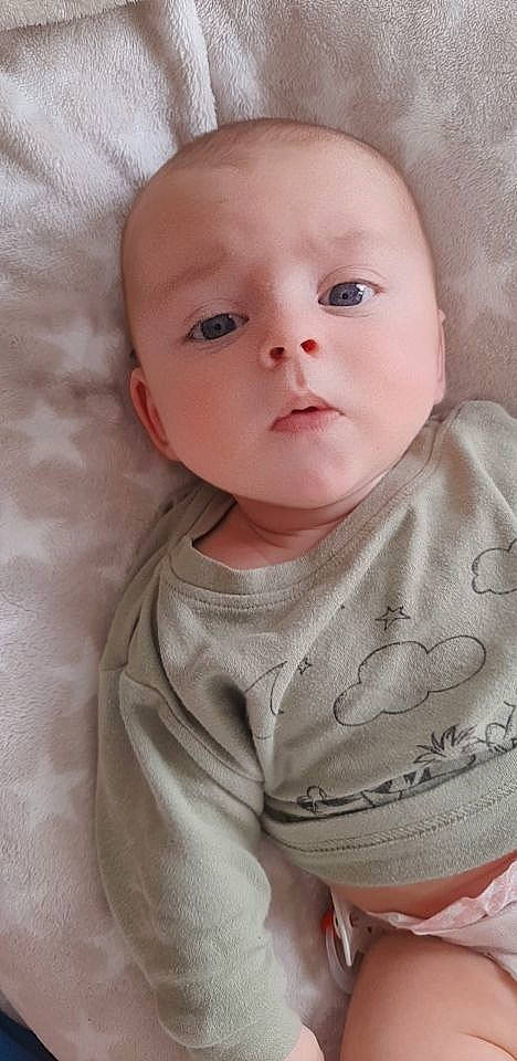 Mason a rejoint le concours — aidez-le/la à gagner de superbes lots ! baby, baby_toddler_clothing, cheek, child, clothing, comfort, eyebrow, face, head, lip, mouth, neck, nose, pattern, person, pink, sitting, skin, sleeve, toddler