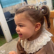 Chiara participe au concours pour gagner de l'argent avec cette photo : toddler, child, smiling, hair_clip, pony_tail, doll, outdoor, backyard, clothing, lace_collar, happy, cute, person, young_child, play, toy, portrait, casual, seated, daylight