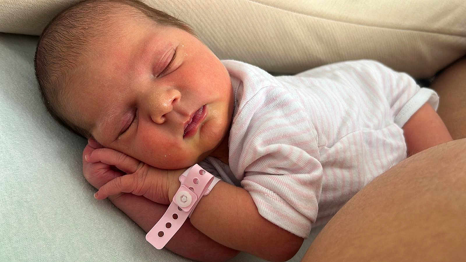 Leyria a rejoint le concours — aidez-le/la à gagner de superbes lots ! newborn, baby, sleeping, infant, pink, striped_clothing, hospital_wristband, face, hand, skin, cushion, comfort, peaceful, resting, closeup, portrait, child, person, bed, soft