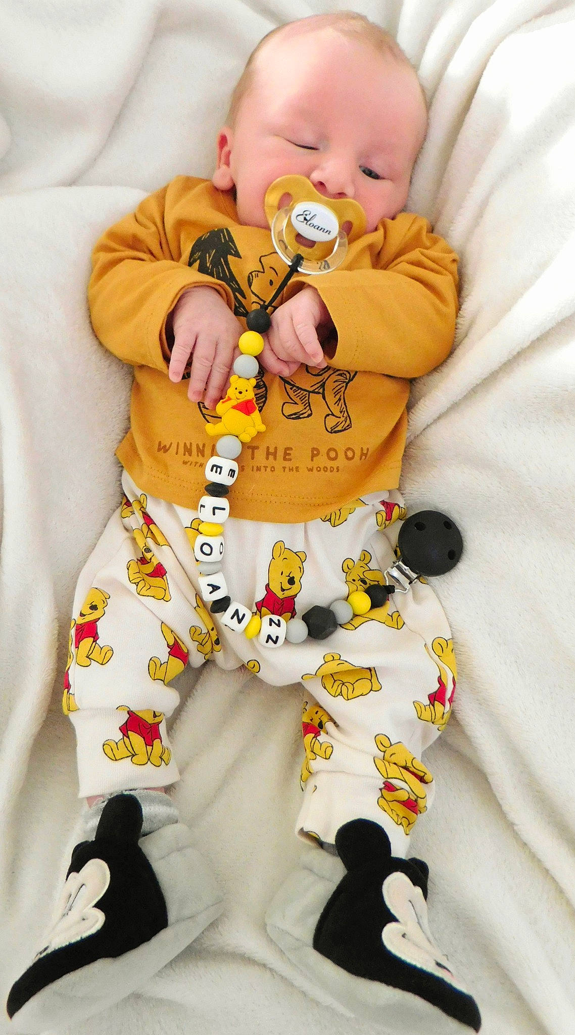 Eloann participe au concours pour gagner de l'argent avec cette photo : baby, baby_products, baby_sleeping, baby_toddler_clothing, child, comfort, font, fun, happy, linens, nightwear, orange, pajamas, pattern, person, sitting, sleeve, thigh, toddler, white