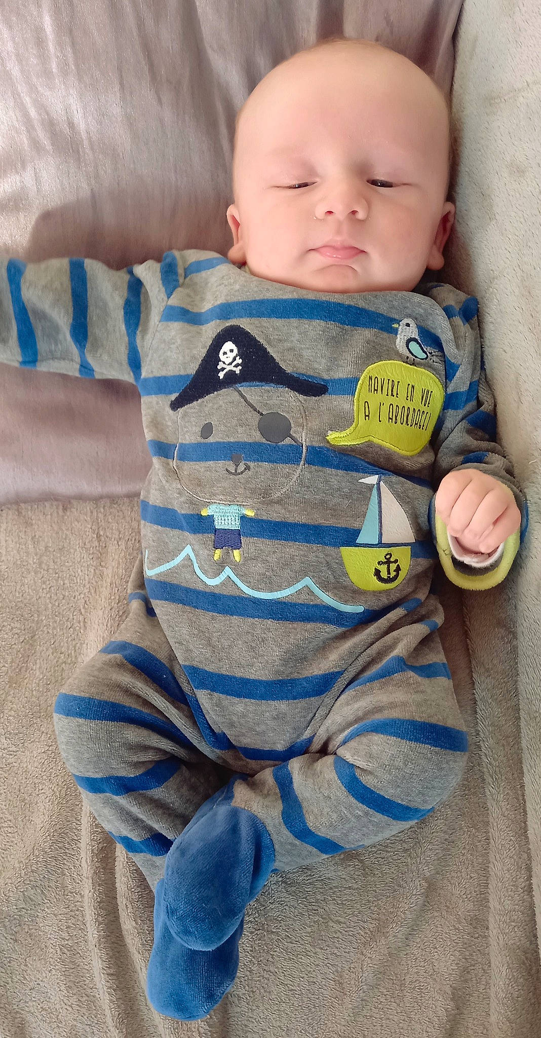 Eloann participe au concours pour gagner de l'argent avec cette photo : baby, baby_products, baby_toddler_clothing, blue, cheek, child, comfort, drinkware, electric_blue, eye, face, facial_expression, happy, linens, pattern, person, skin, sleeve, t_shirt, toddler